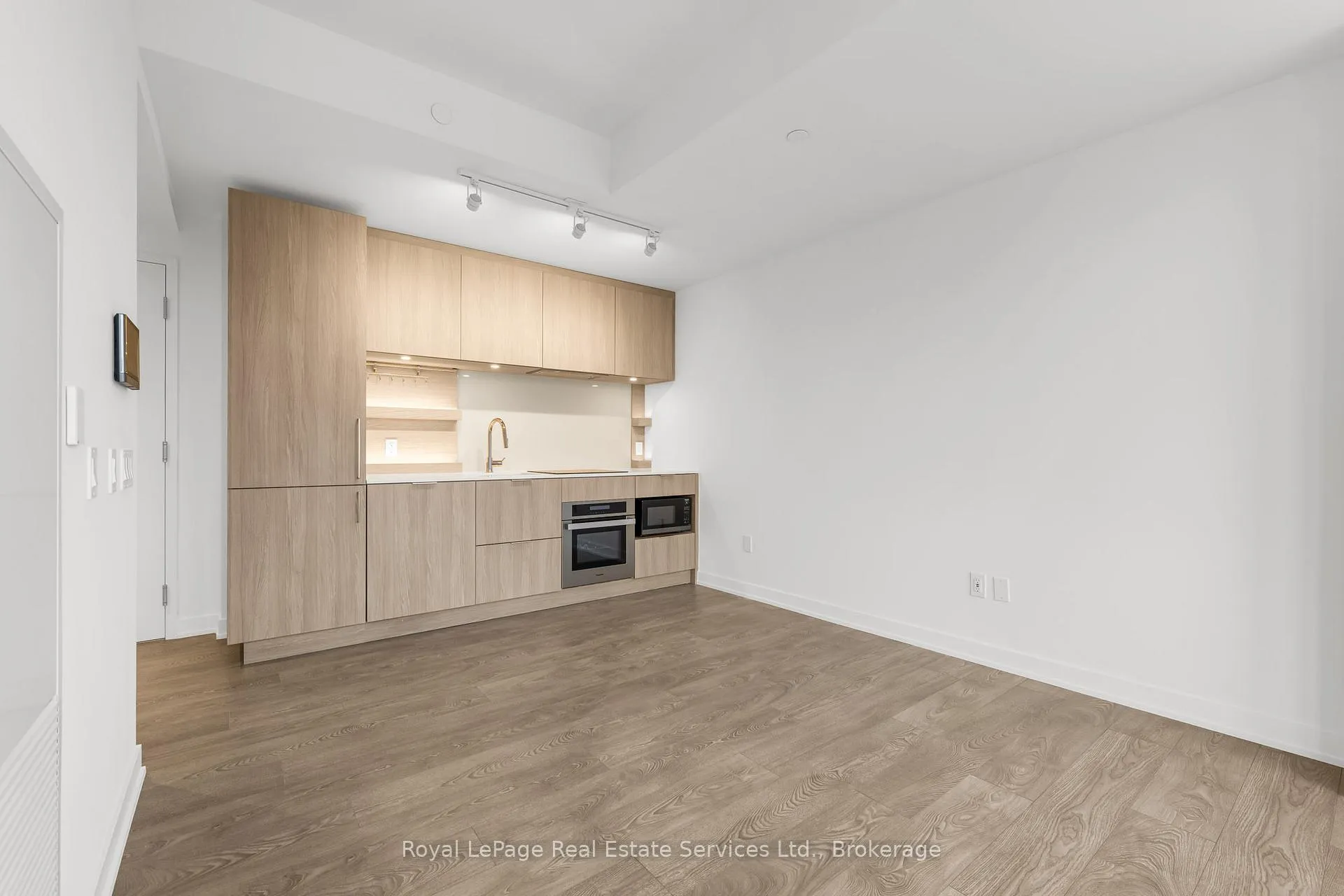 Photo 3 of Unit 720, 28 Ann Street, Mississauga, Port Credit — HOMEH
