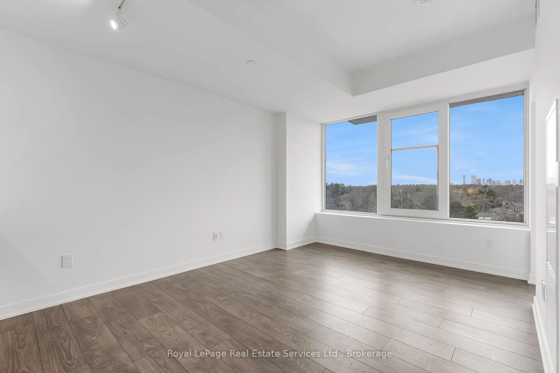 Photo 6 of Unit 720, 28 Ann Street, Mississauga, Port Credit — HOMEH