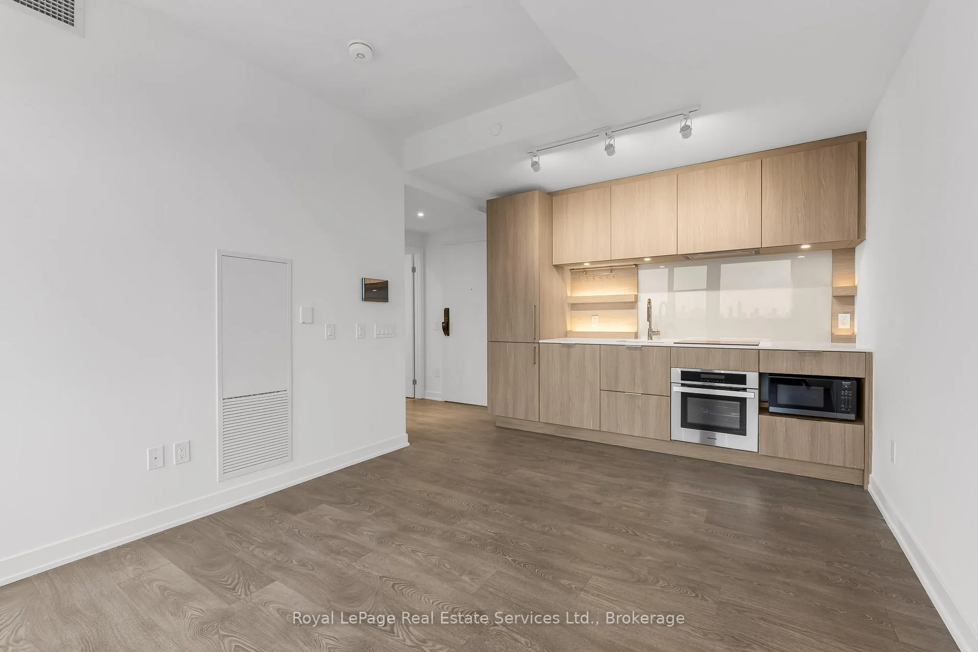 Photo 10 of Unit 720, 28 Ann Street, Mississauga, Port Credit — HOMEH