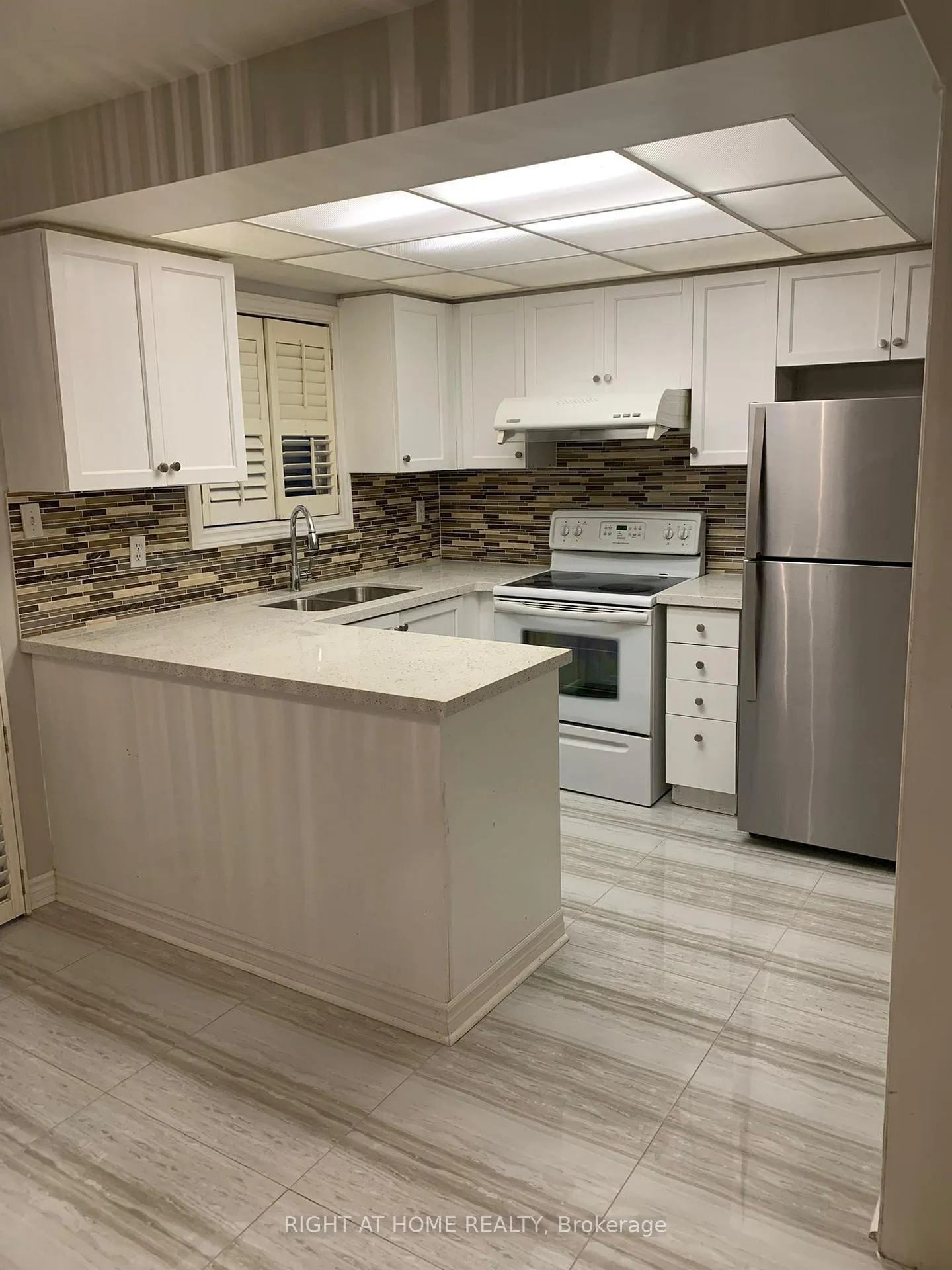 Photo 5 of Unit 102, 455 Apache Court, Mississauga, Hurontario — HOMEH