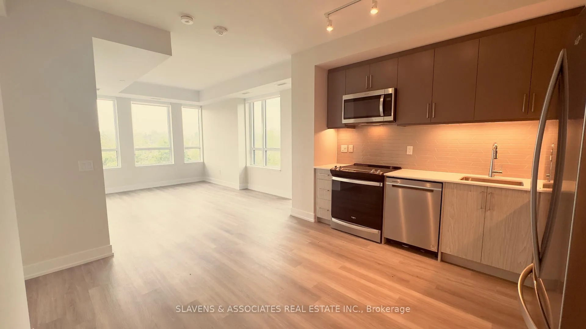 Photo 5 of Unit 814, 41 Johnson Street, Barrie, North Shore — HOMEH