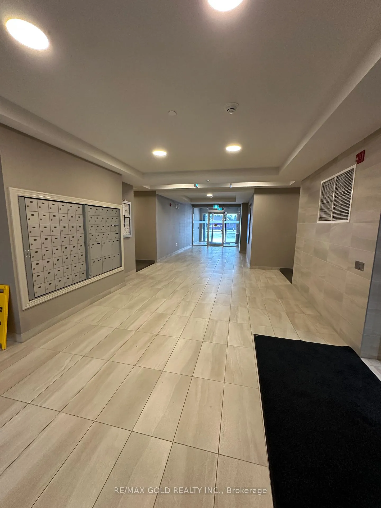 Photo 9 of 58 sky harbour Drive, Brampton, Bram West — HOMEH