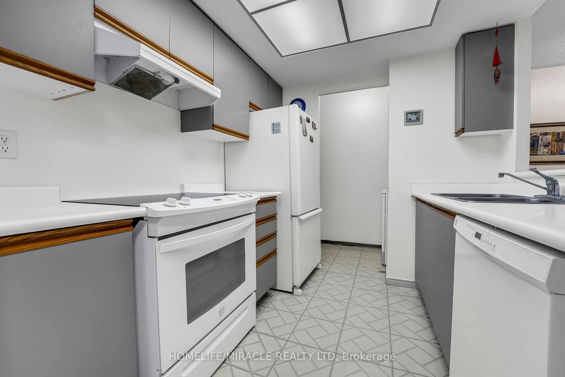 Photo 9 of Unit 714, 1001 Cedarglen Gate, Mississauga, Erindale — HOMEH