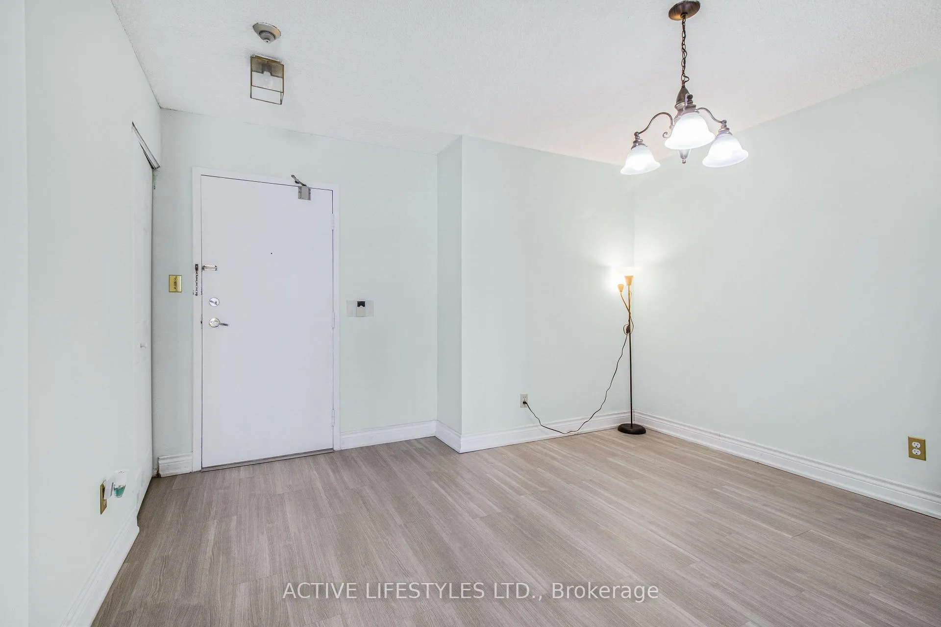 Photo 5 of Unit 802, 3605 Kariya Drive, Mississauga, City Centre — HOMEH