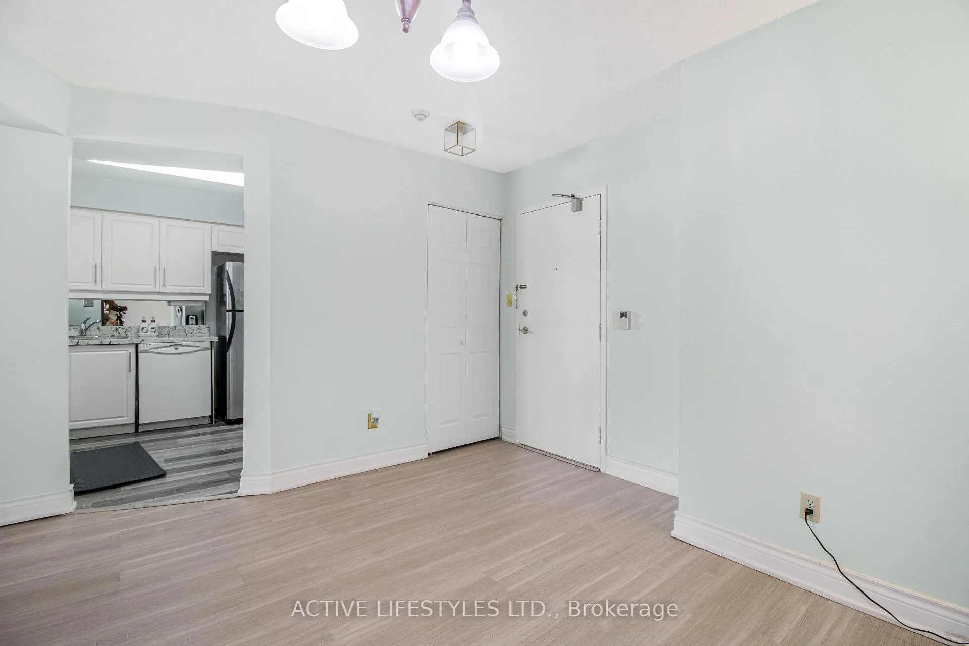 Photo 6 of Unit 802, 3605 Kariya Drive, Mississauga, City Centre — HOMEH
