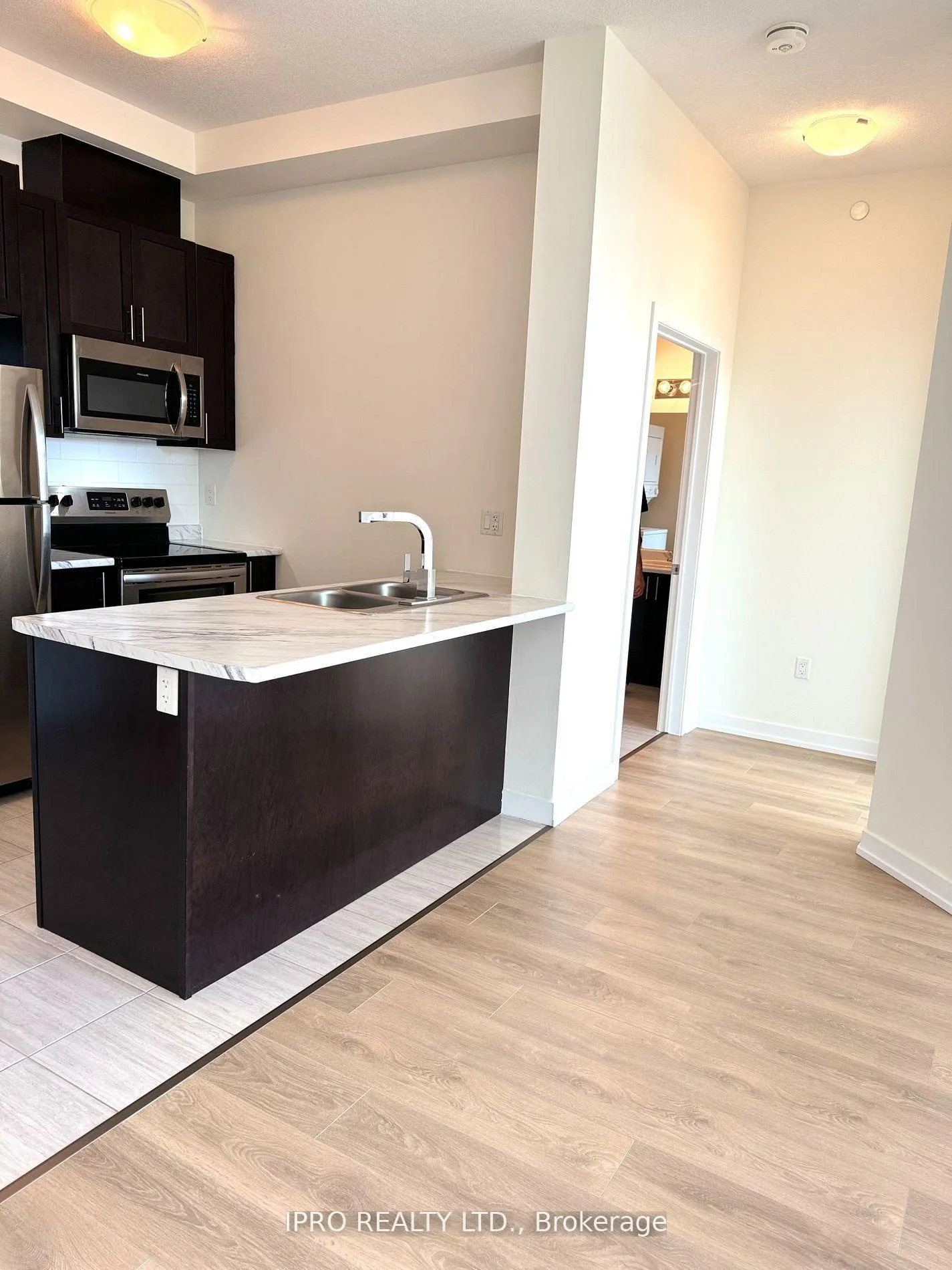 Photo 5 of Unit 637, 125 Shoreview Place, Hamilton, Lakeshore — HOMEH