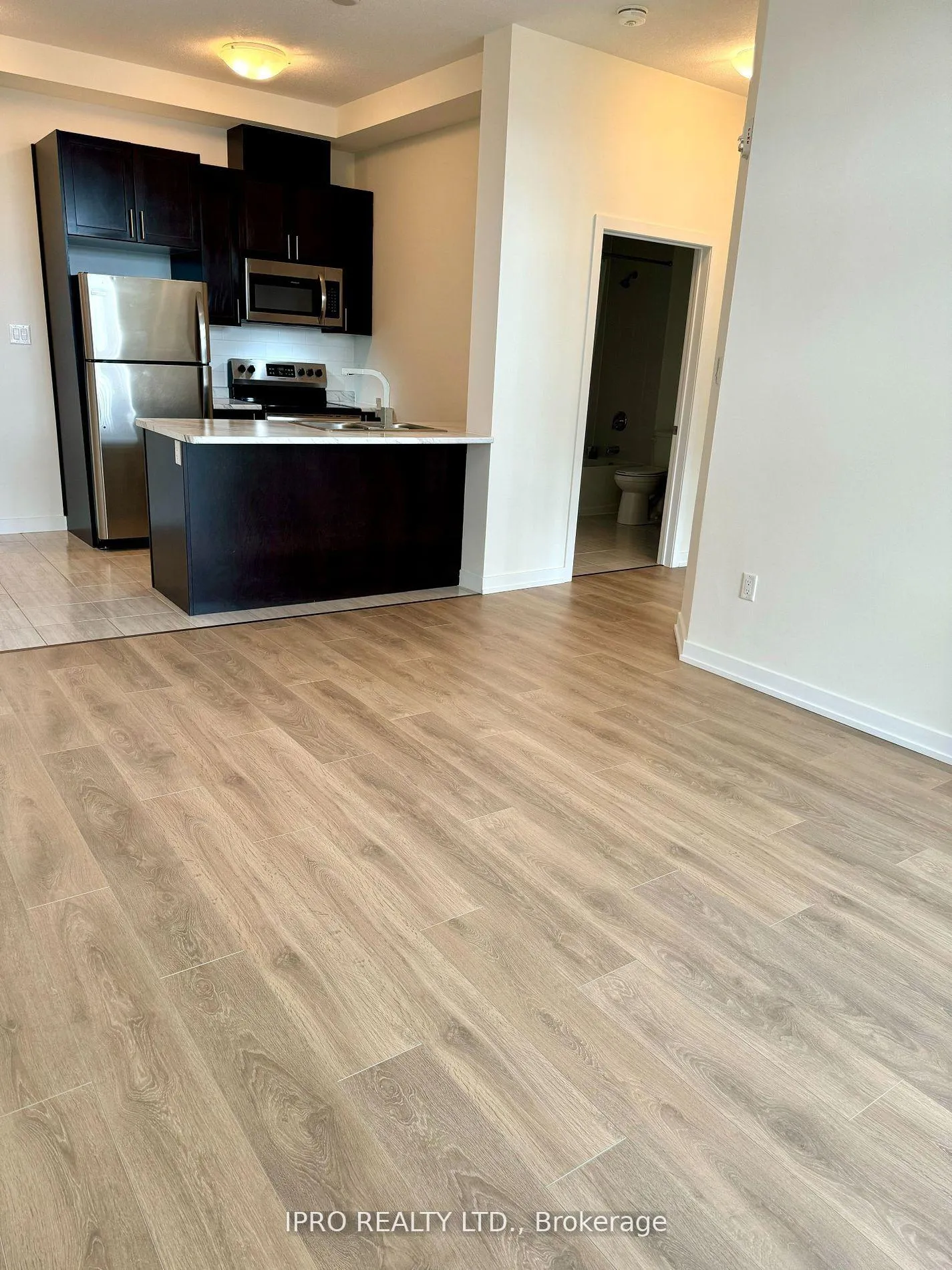 Photo 8 of Unit 637, 125 Shoreview Place, Hamilton, Lakeshore — HOMEH