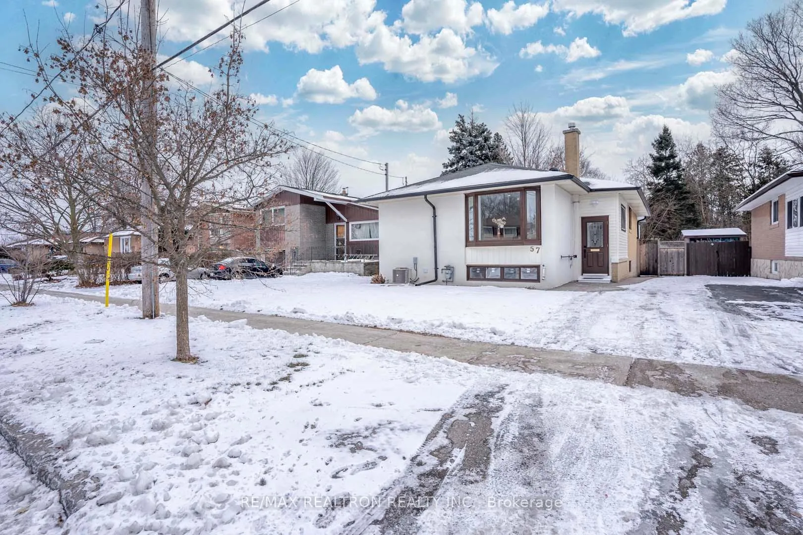 Photo 2 of 57 Thornbeck Drive, Scarborough, Woburn — HOMEH