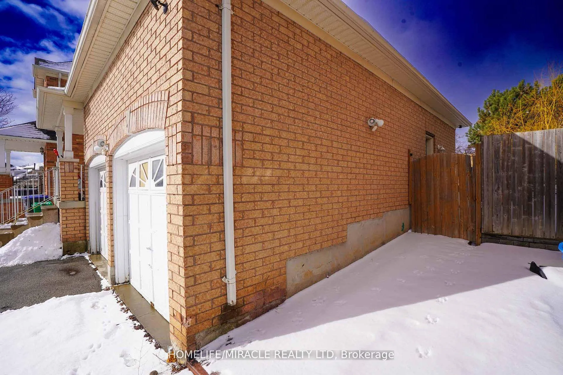 Photo 4 of Unit #Lower, 22 Courtsfield Crescent, Brampton, Fletcher's Meadow — HOMEH