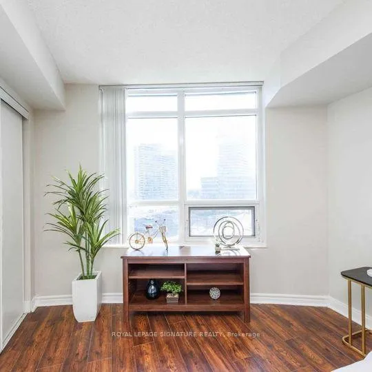 Front of Unit 401, 330 Burnhamthorpe Road W