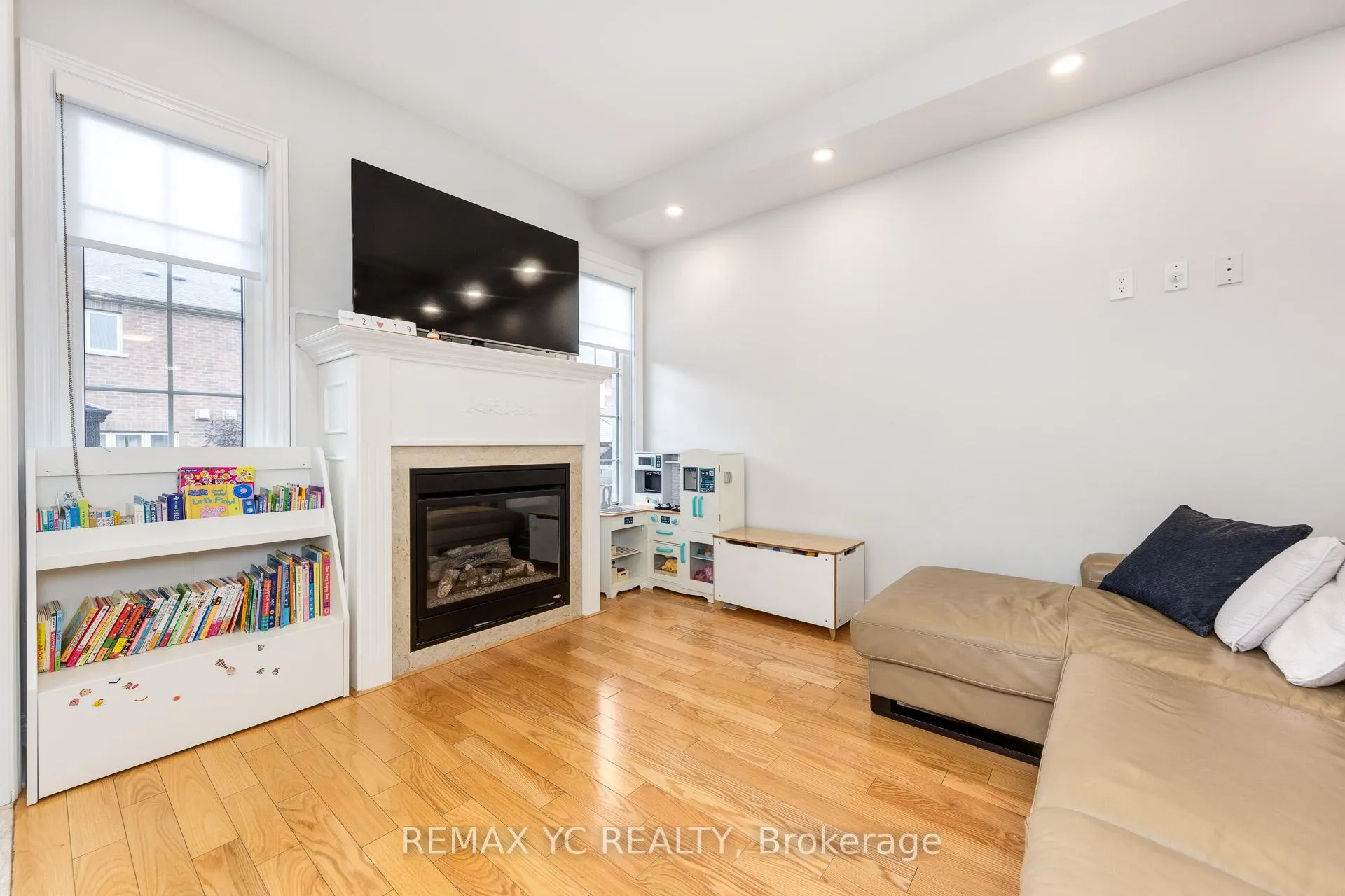 Photo 9 of 87 Chayna Crescent, Vaughan, Patterson — HOMEH