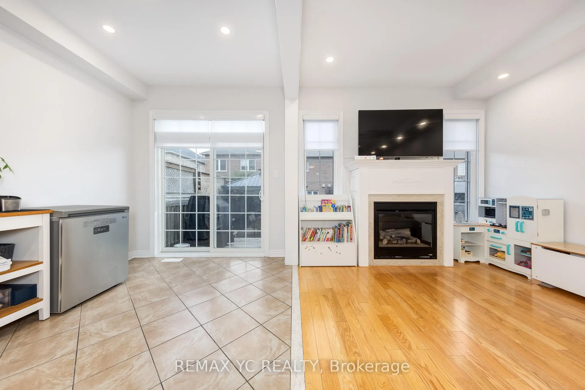 Photo 10 of 87 Chayna Crescent, Vaughan, Patterson — HOMEH