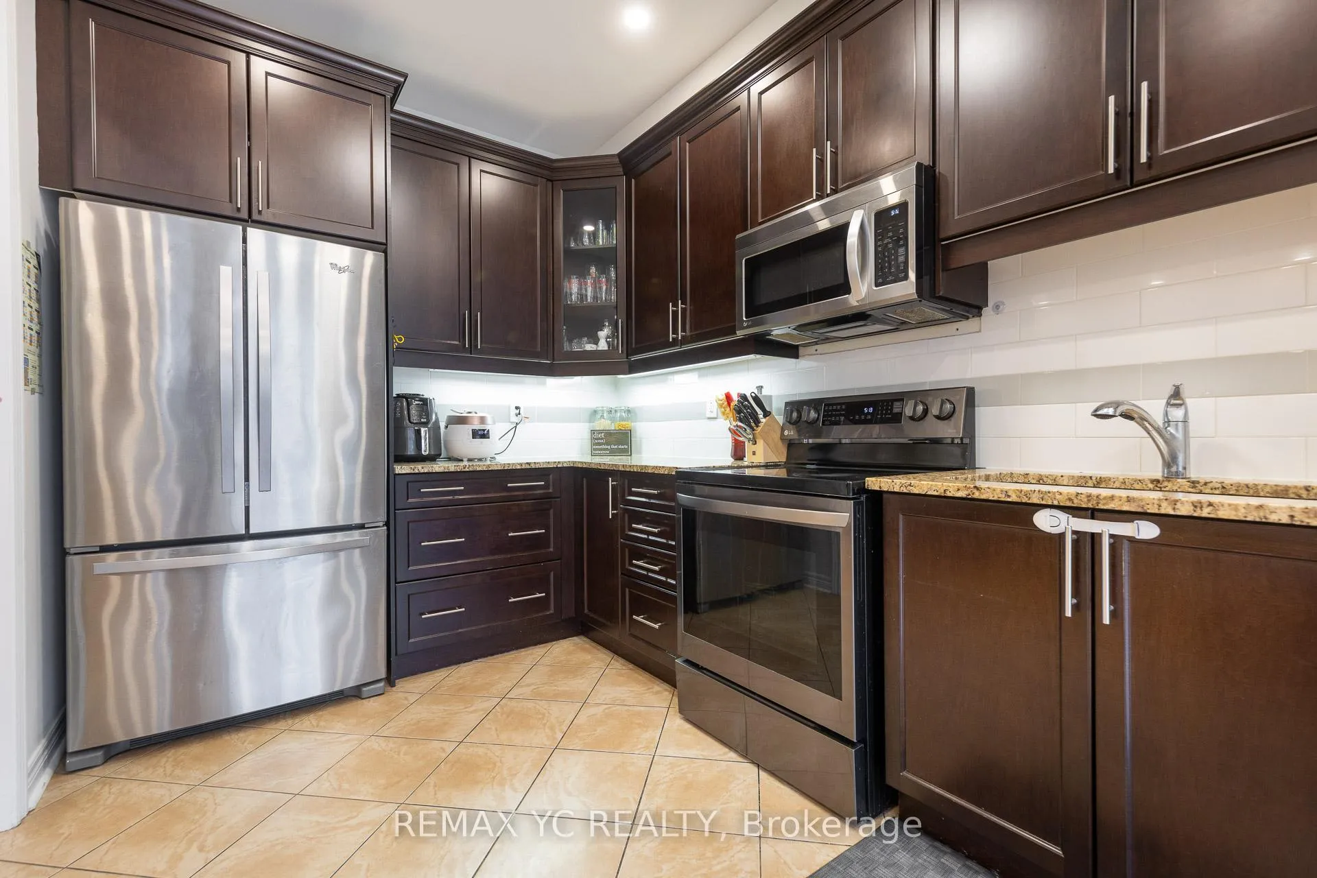 Photo 13 of 87 Chayna Crescent, Vaughan, Patterson — HOMEH