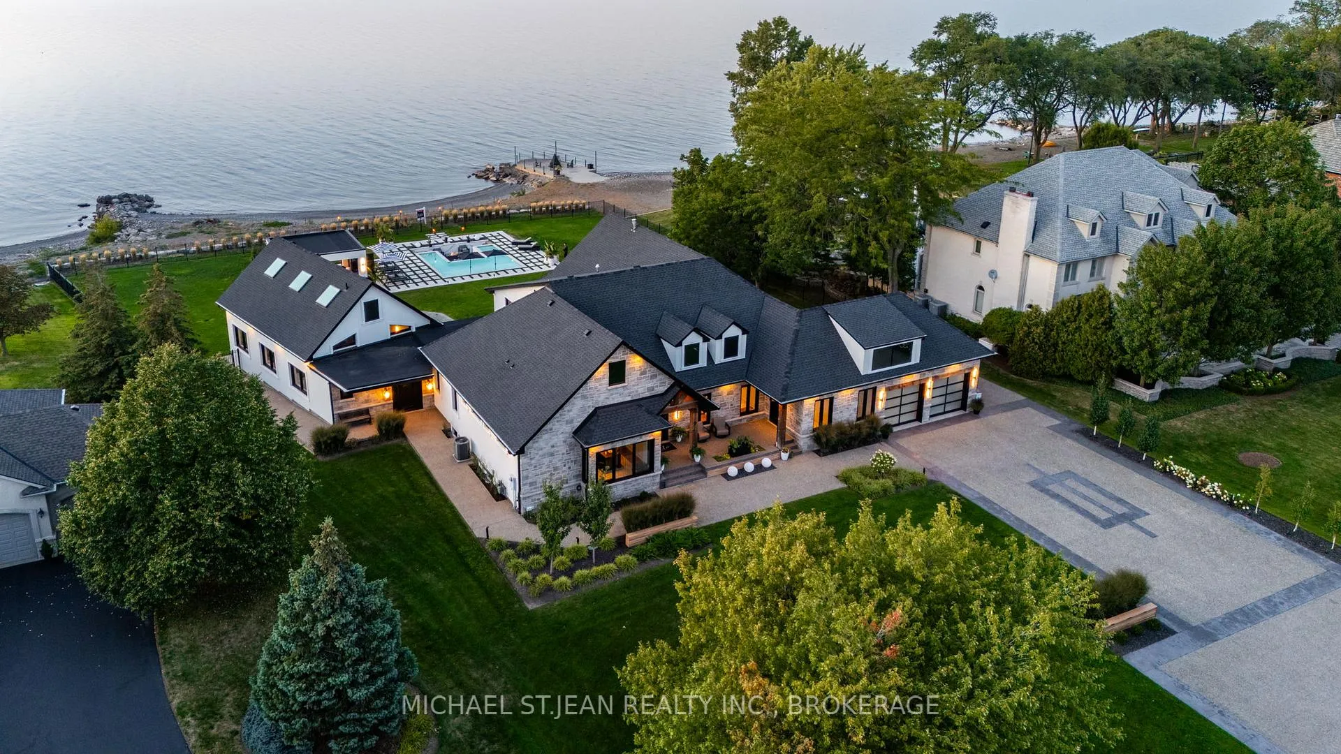 Photo 2 of 9 Lochside Drive, Hamilton, Stoney Creek — HOMEH