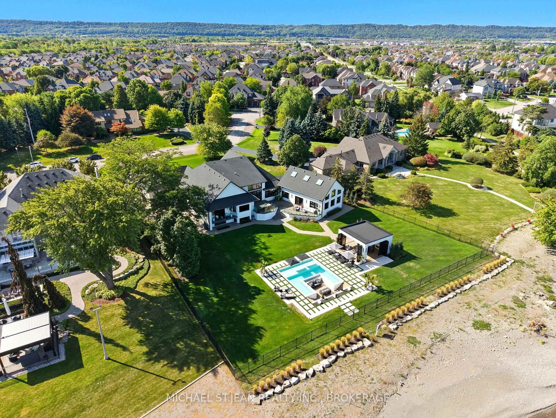 Photo 4 of 9 Lochside Drive, Hamilton, Stoney Creek — HOMEH
