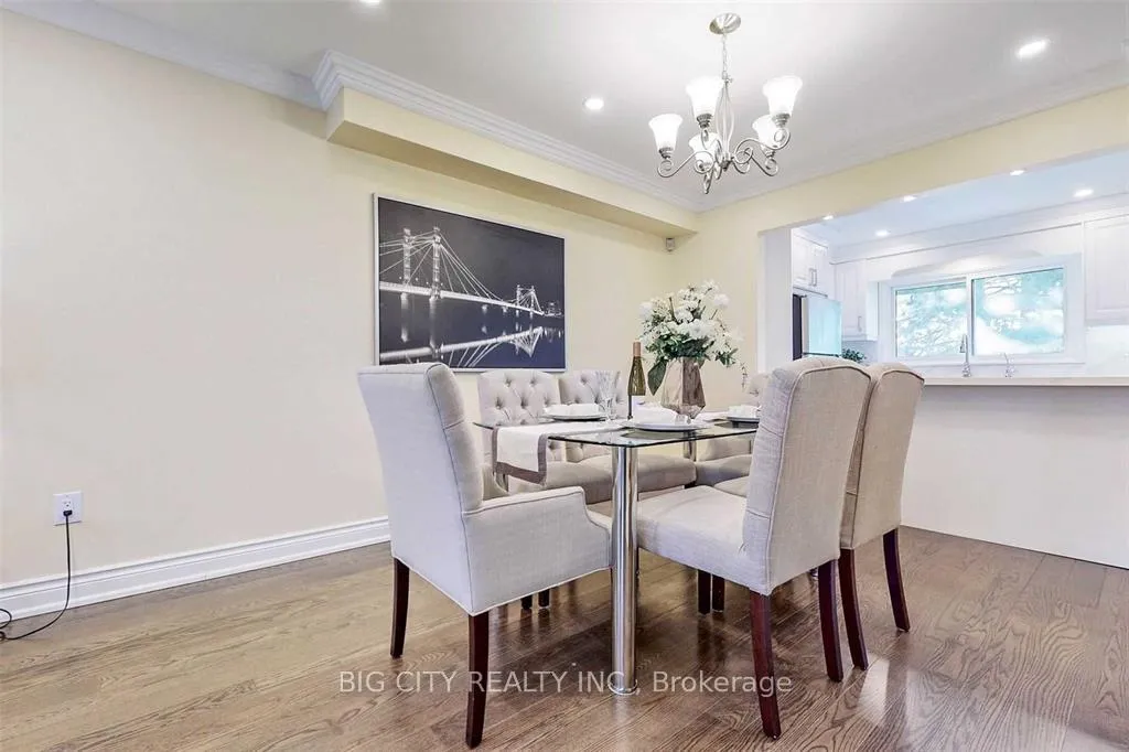 Photo 2 of 7 Woodglen Way, Markham, Unionville — HOMEH