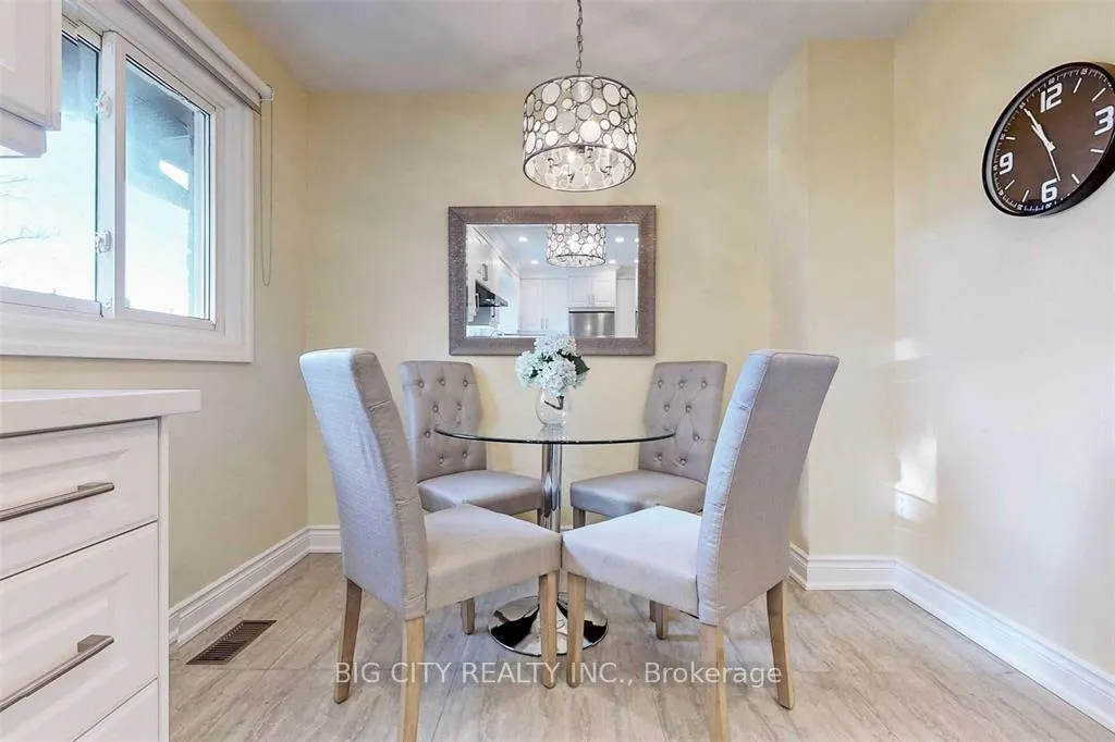 Photo 4 of 7 Woodglen Way, Markham, Unionville — HOMEH