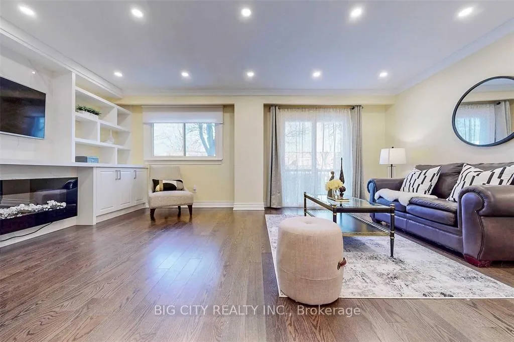 Photo 5 of 7 Woodglen Way, Markham, Unionville — HOMEH