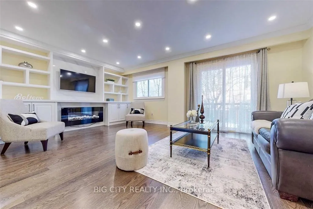 Photo 6 of 7 Woodglen Way, Markham, Unionville — HOMEH