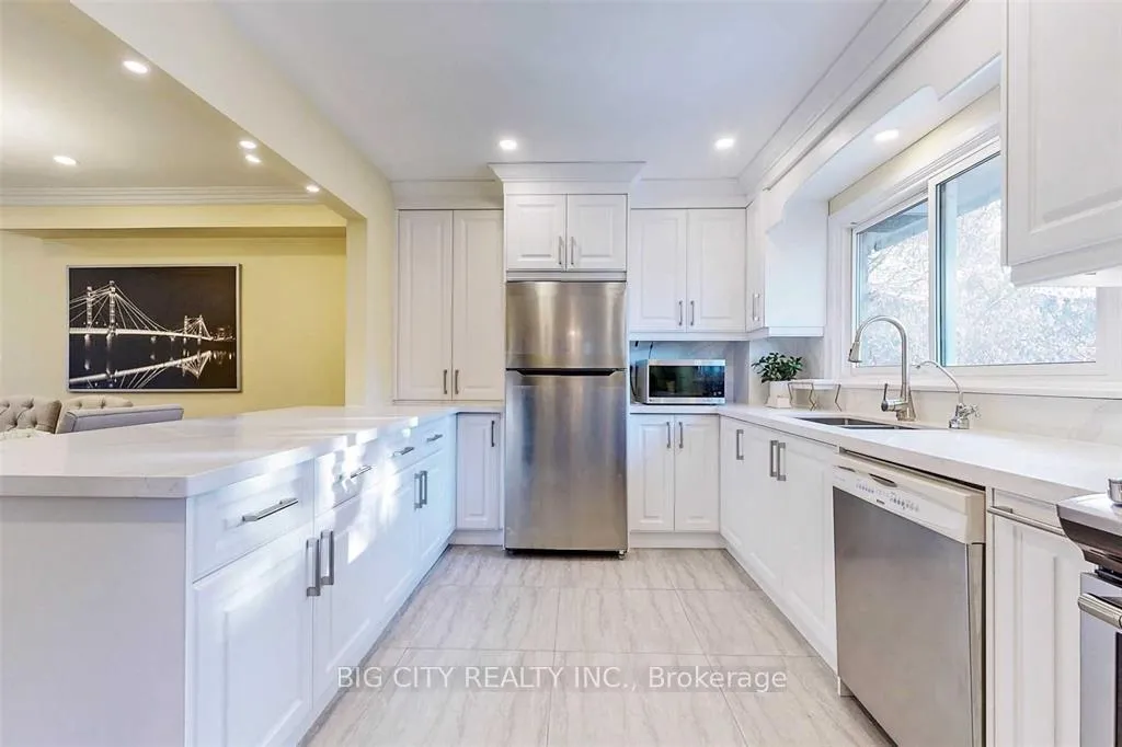 Photo 8 of 7 Woodglen Way, Markham, Unionville — HOMEH