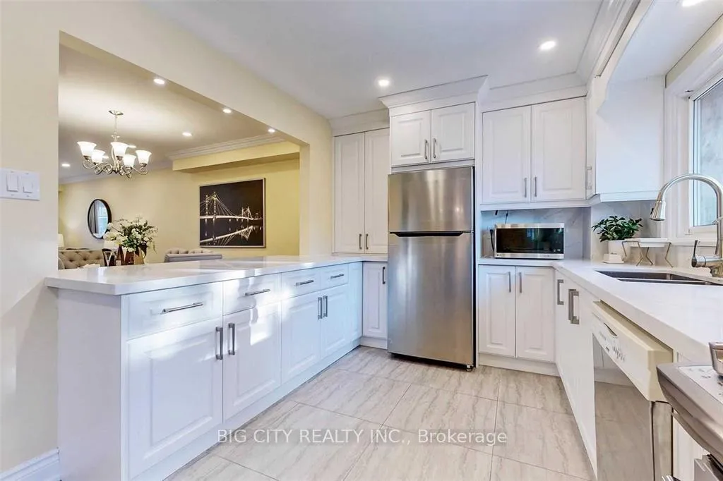 Photo 9 of 7 Woodglen Way, Markham, Unionville — HOMEH