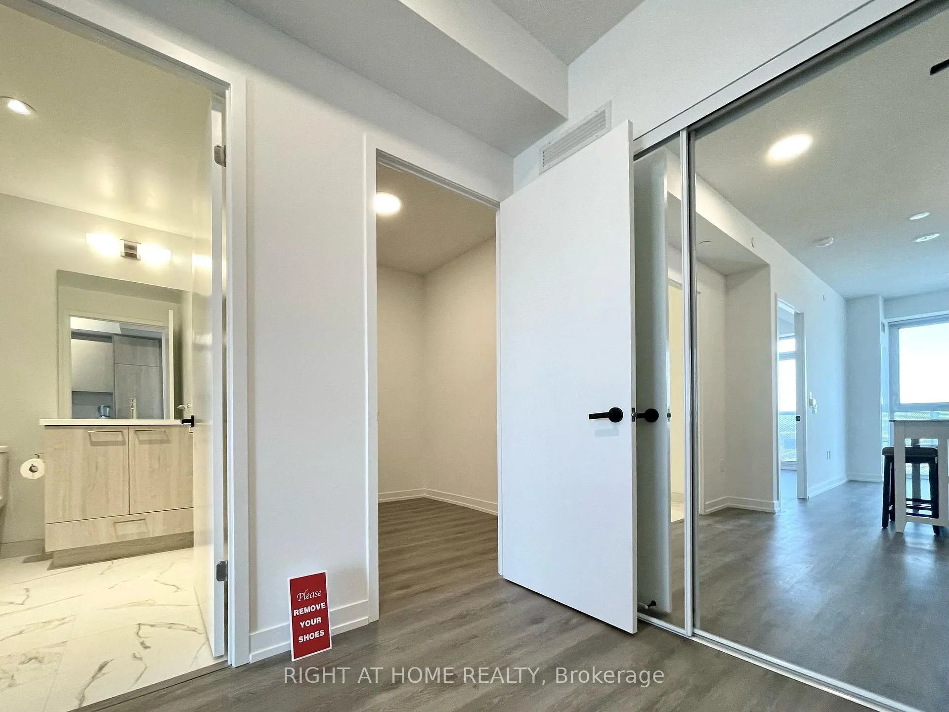 Photo 6 of Unit 1207, 225 Commerce Street, Vaughan, Vaughan Corporate Centre — HOMEH