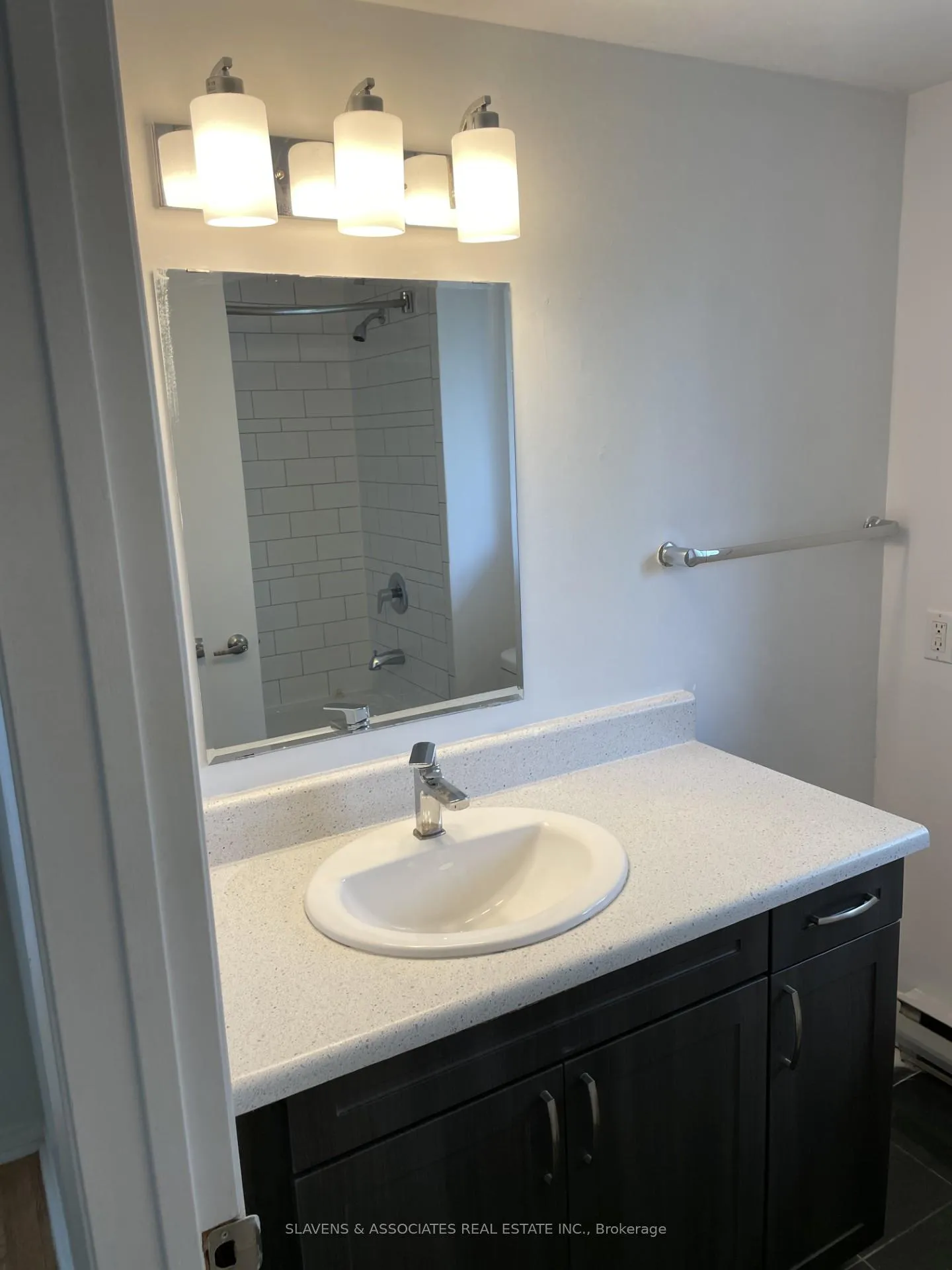 Photo 2 of Unit 203, 170 Grove Street E, Barrie, Wellington — HOMEH