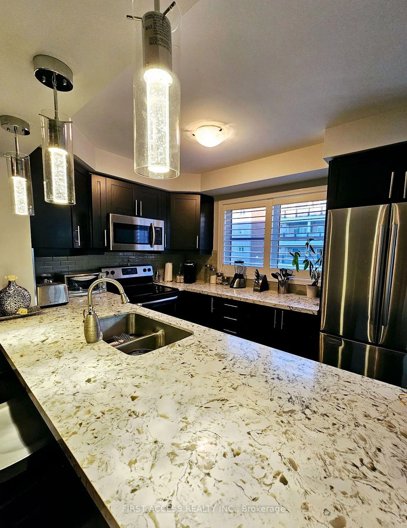 Photo 9 of 112 Baycliffe Crescent, Brampton, Northwest Brampton — HOMEH