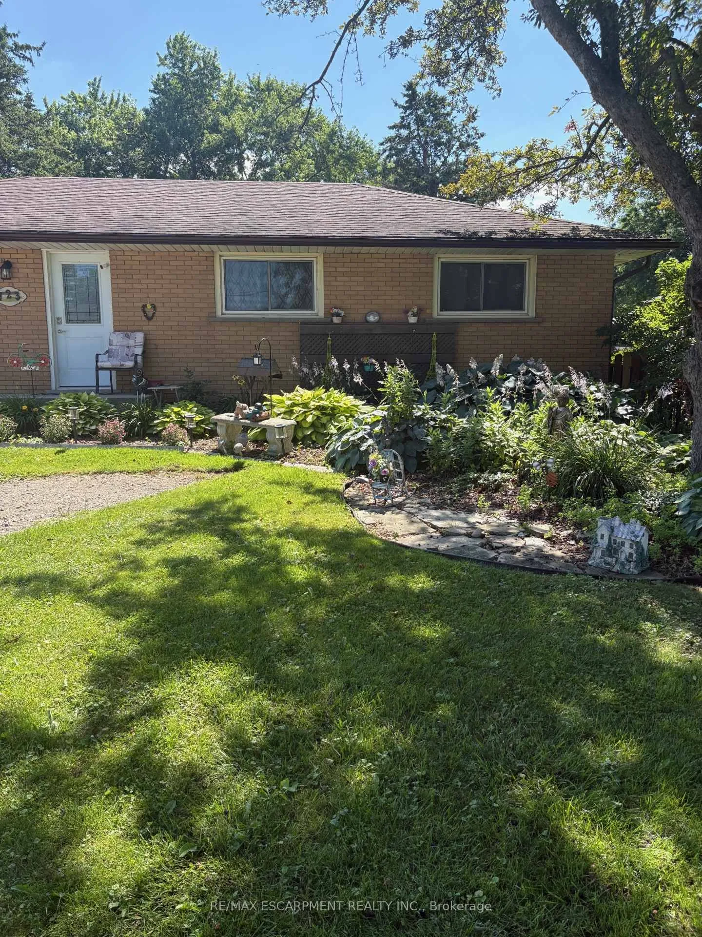 Photo 2 of 723 Glancaster Road, Hamilton, Rural Glanbrook — HOMEH