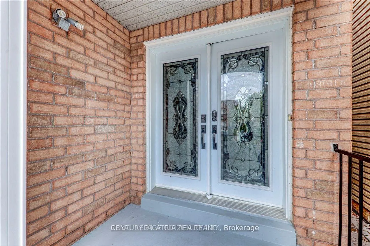 Photo 4 of Unit Upper, 24 Holloway Road, Markham, Cedarwood — HOMEH