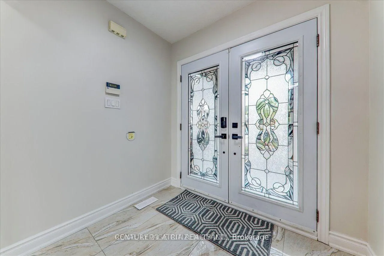Photo 5 of Unit Upper, 24 Holloway Road, Markham, Cedarwood — HOMEH