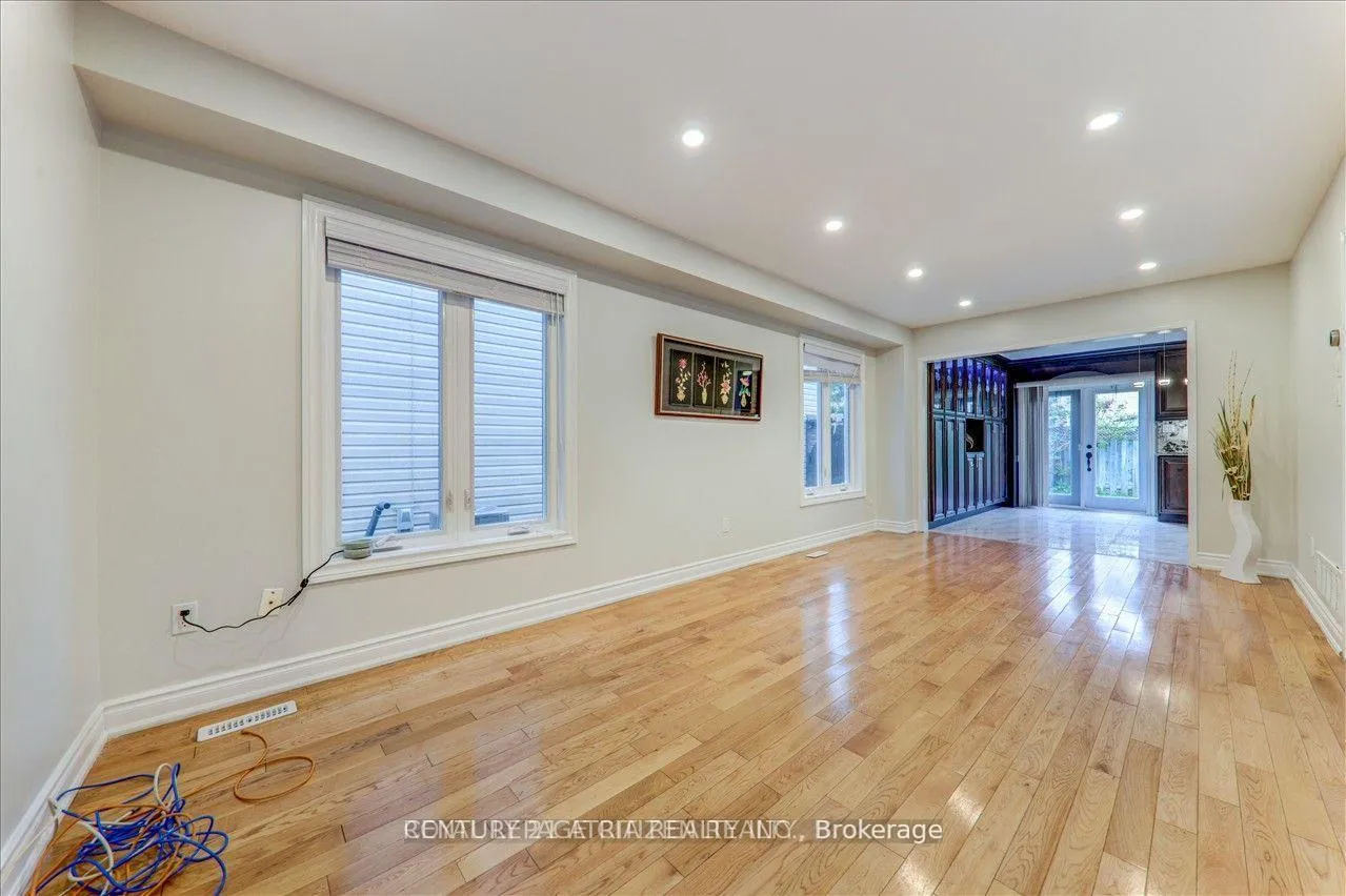 Photo 6 of Unit Upper, 24 Holloway Road, Markham, Cedarwood — HOMEH