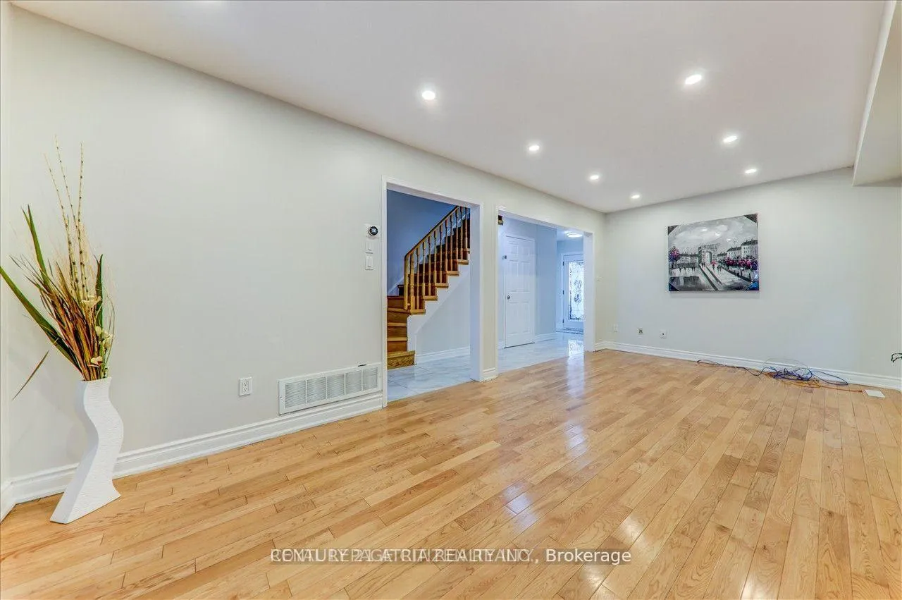 Photo 7 of Unit Upper, 24 Holloway Road, Markham, Cedarwood — HOMEH
