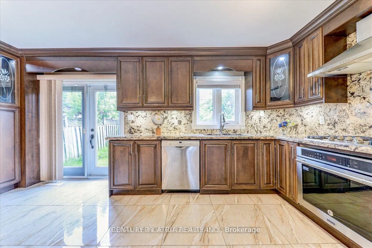 Photo 10 of Unit Upper, 24 Holloway Road, Markham, Cedarwood — HOMEH