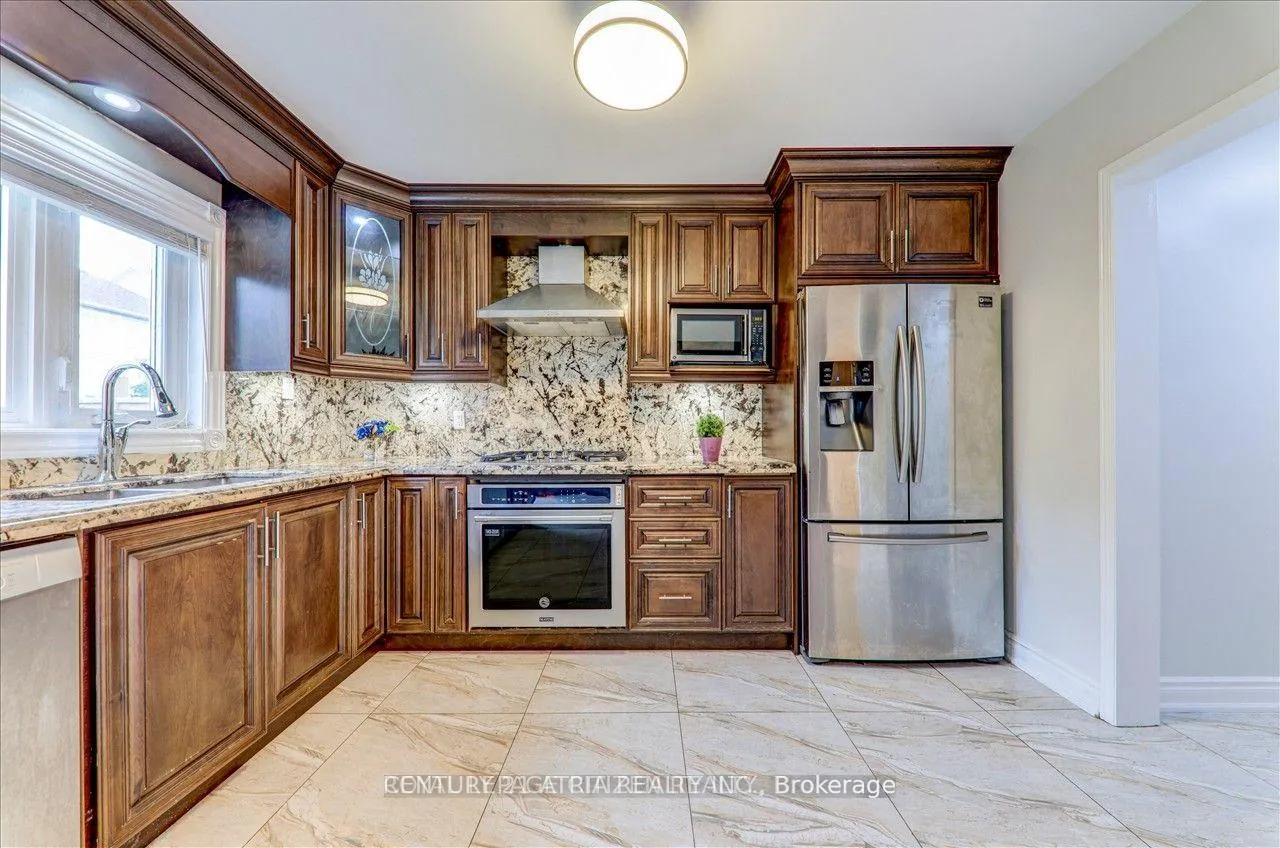 Photo 11 of Unit Upper, 24 Holloway Road, Markham, Cedarwood — HOMEH