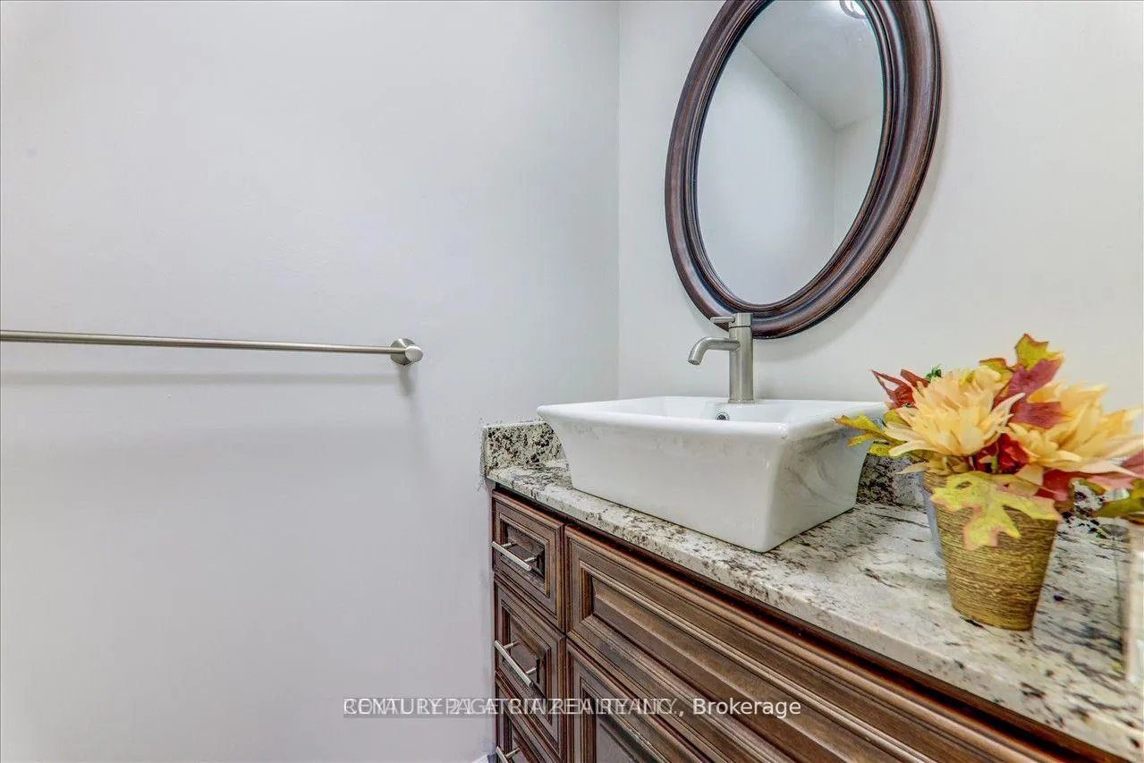 Photo 12 of Unit Upper, 24 Holloway Road, Markham, Cedarwood — HOMEH