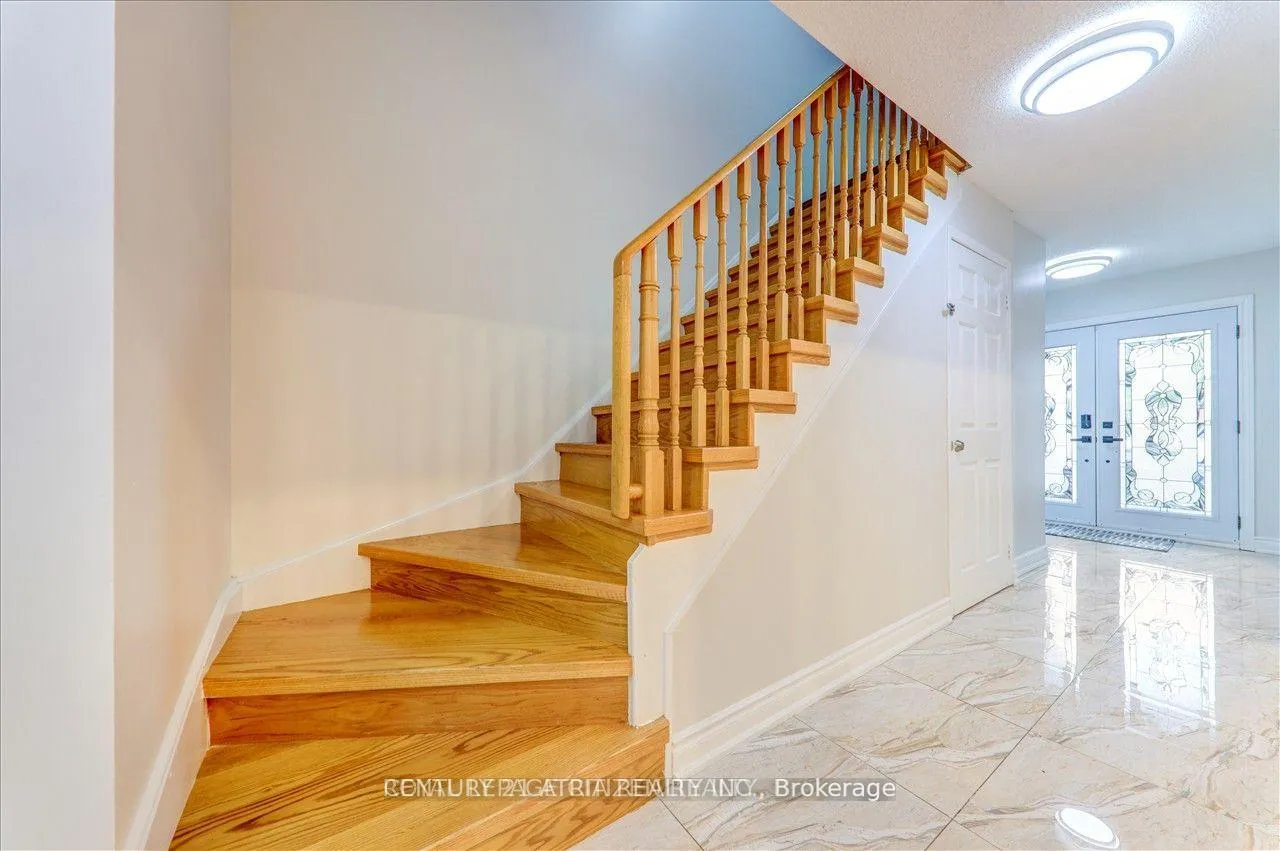 Photo 13 of Unit Upper, 24 Holloway Road, Markham, Cedarwood — HOMEH