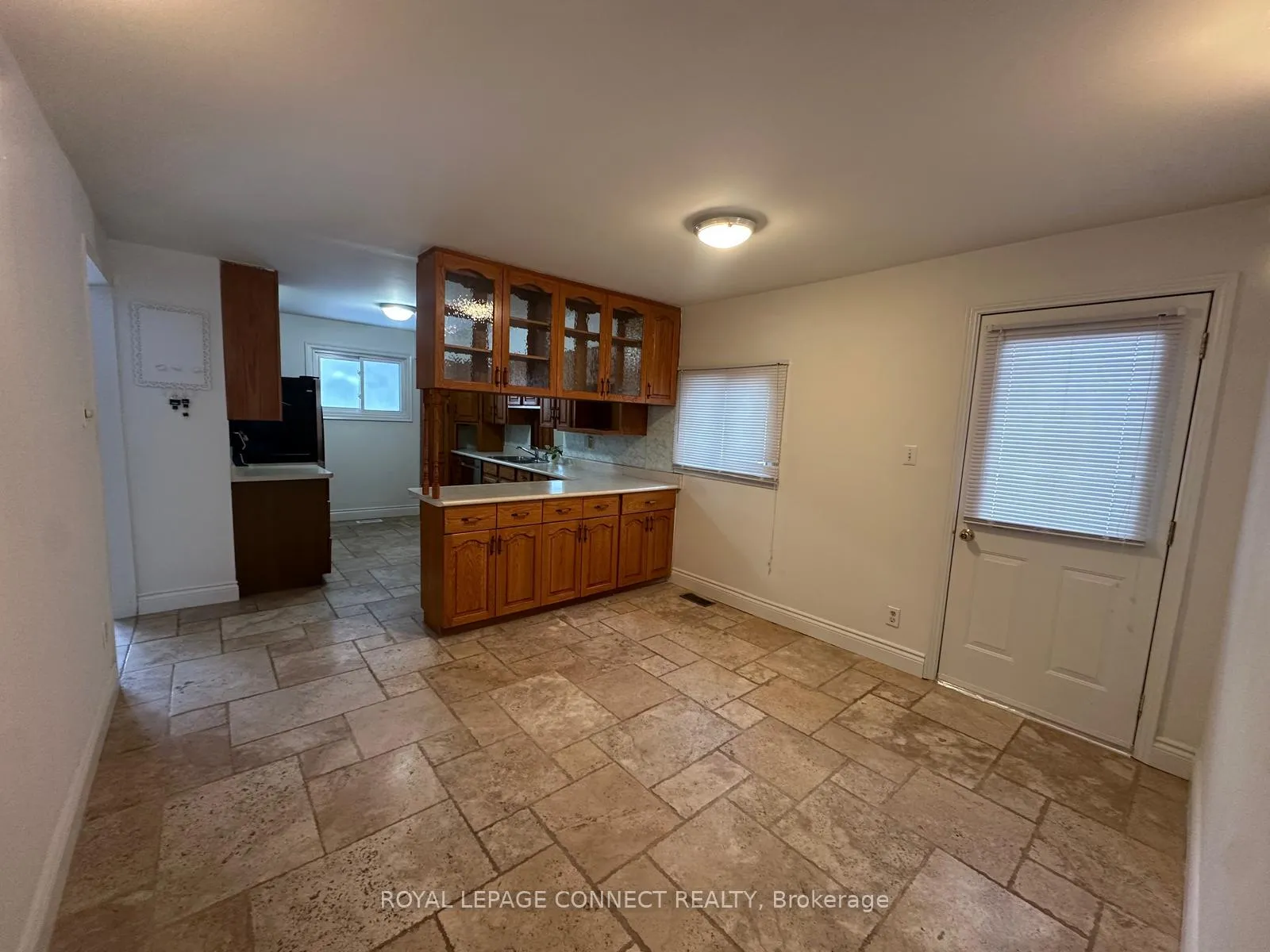 Photo 3 of 612 Marksbury Road S, Pickering, West Shore — HOMEH