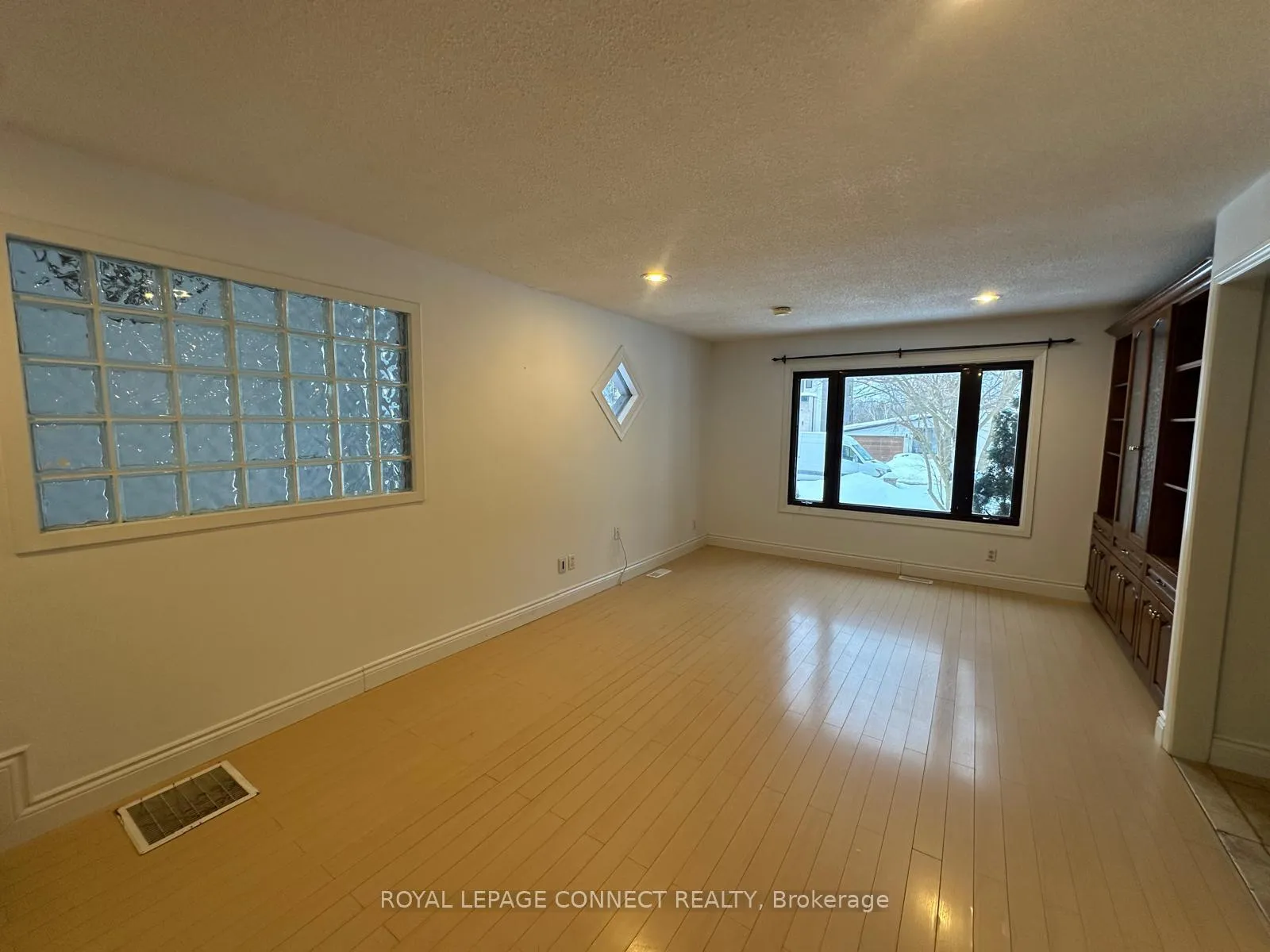Photo 5 of 612 Marksbury Road S, Pickering, West Shore — HOMEH
