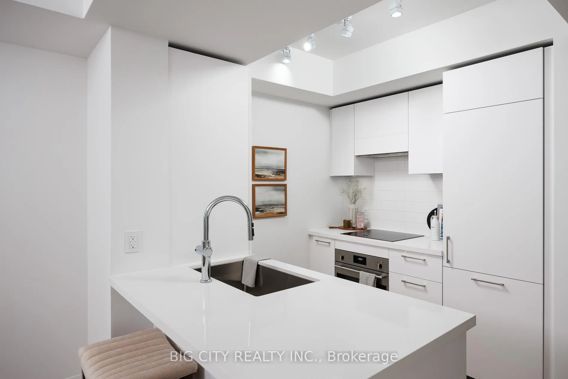 Photo 4 of Unit 803, 36 Brentcliffe Road, Toronto, Thorncliffe Park — HOMEH