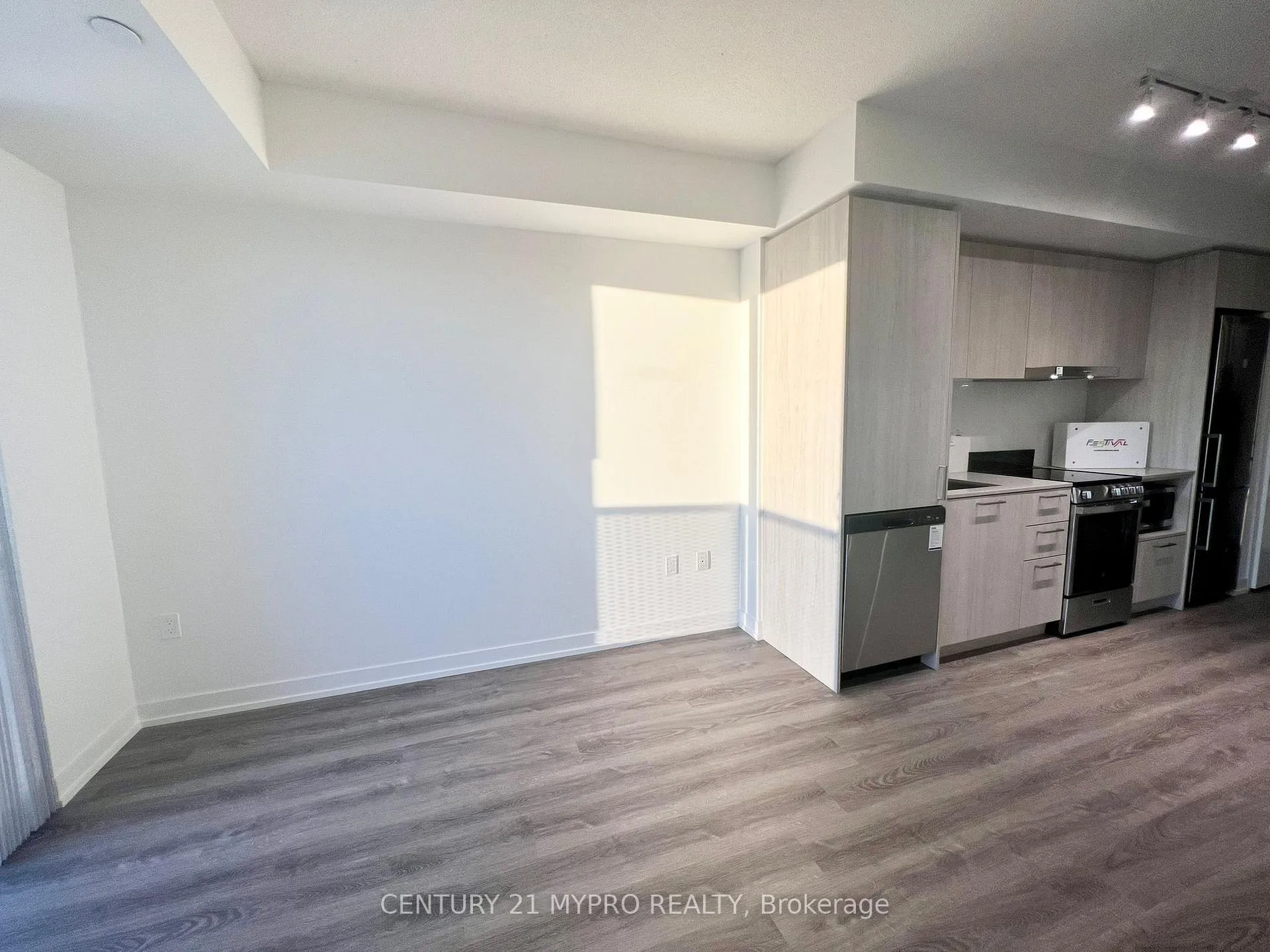 Photo 3 of Unit 2007, 195 Commerce Street, Vaughan, Vaughan Corporate Centre — HOMEH