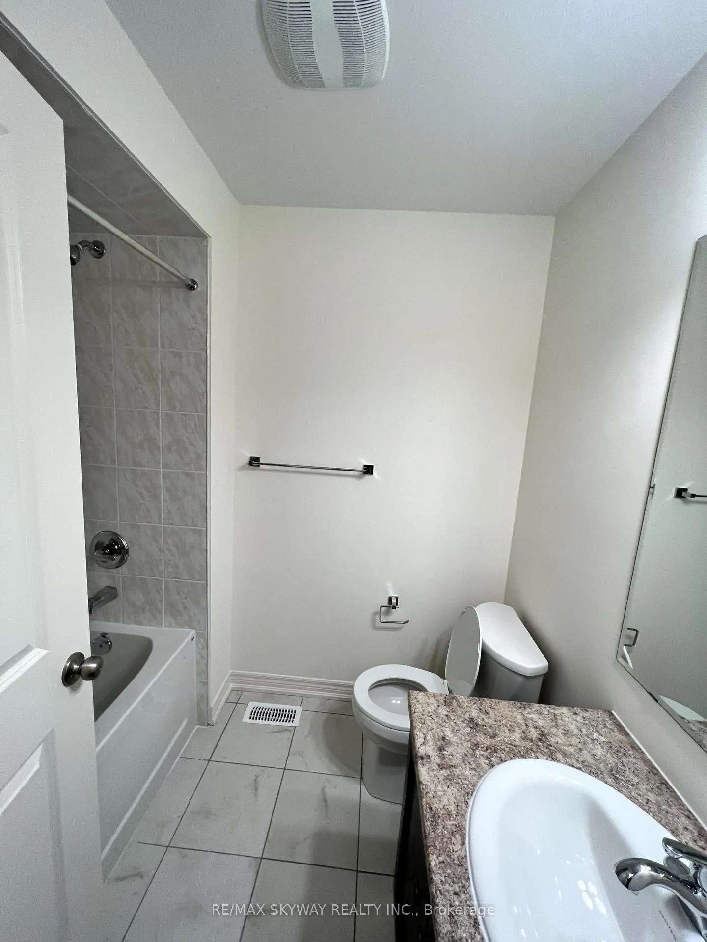 Photo 15 of 38 Donald Stewart Road, Brampton, Northwest Brampton — HOMEH