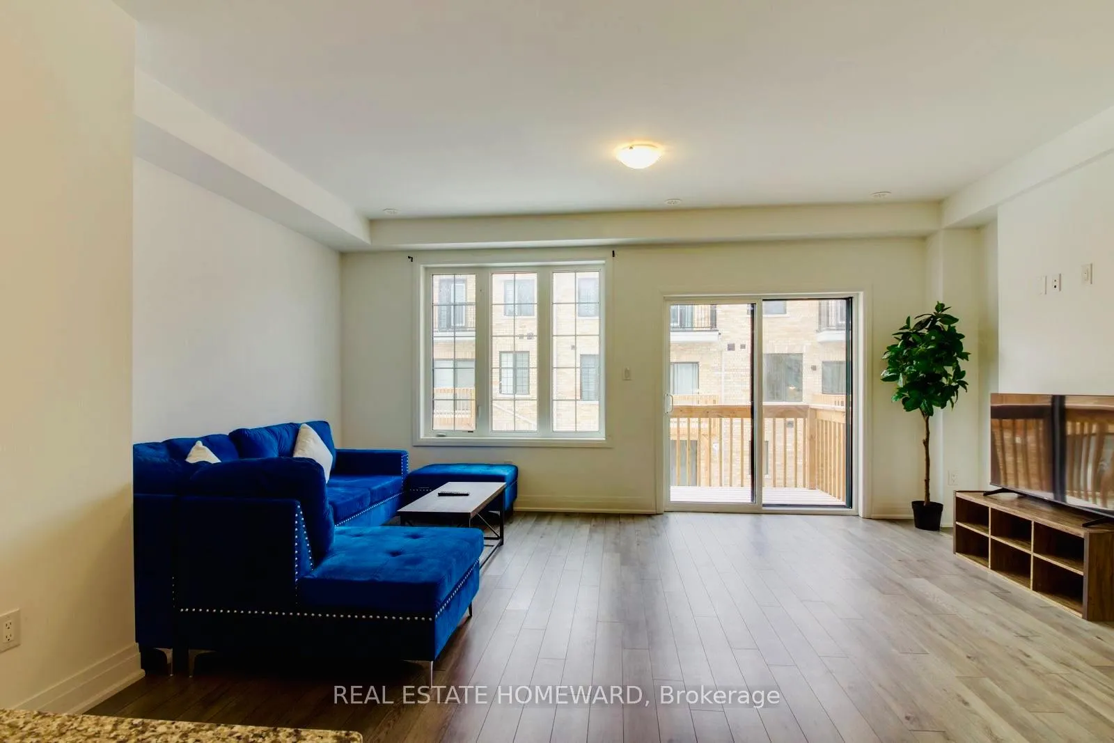 Photo 3 of 8 Calloway Way, Whitby, Downtown Whitby — HOMEH