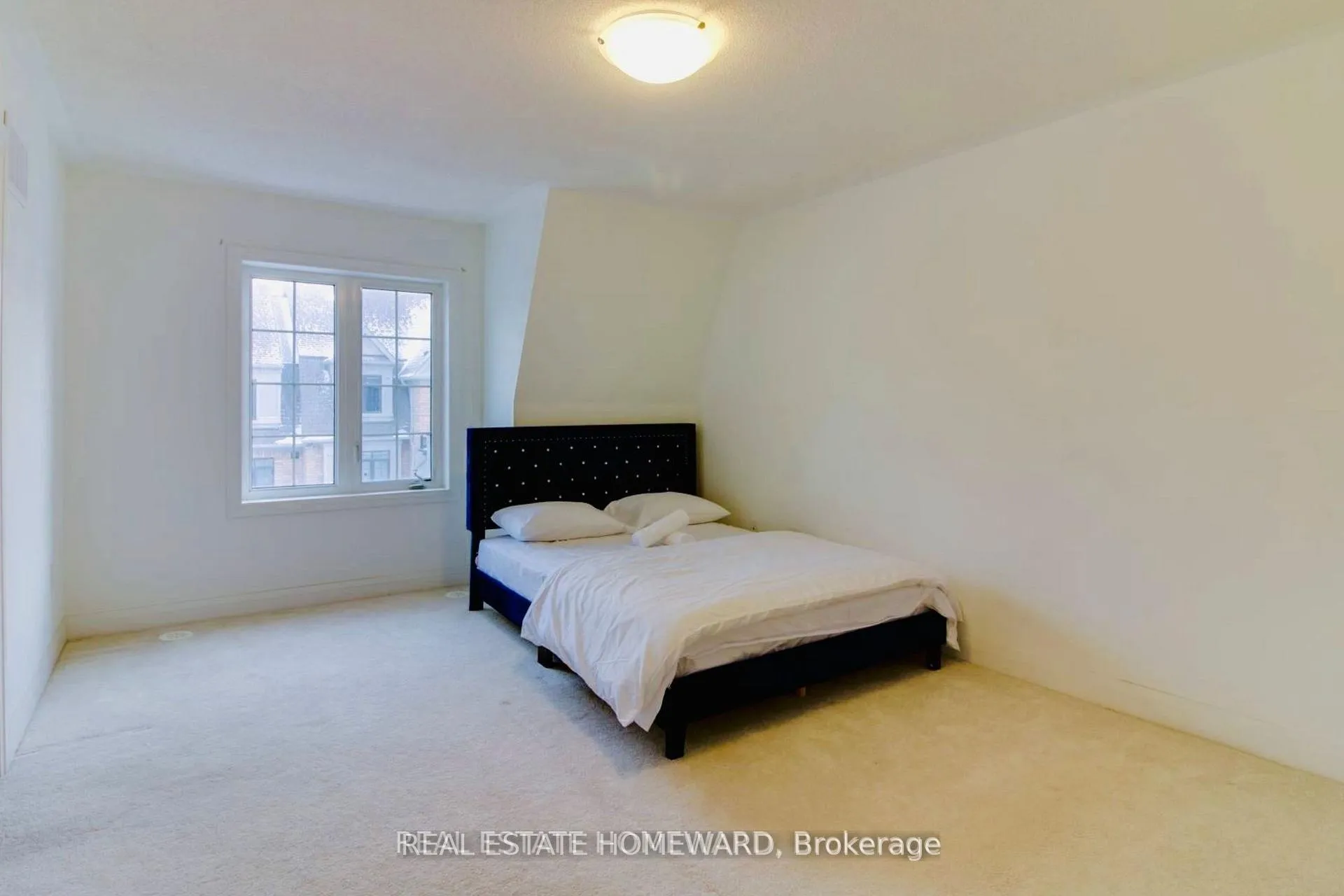 Photo 17 of 8 Calloway Way, Whitby, Downtown Whitby — HOMEH