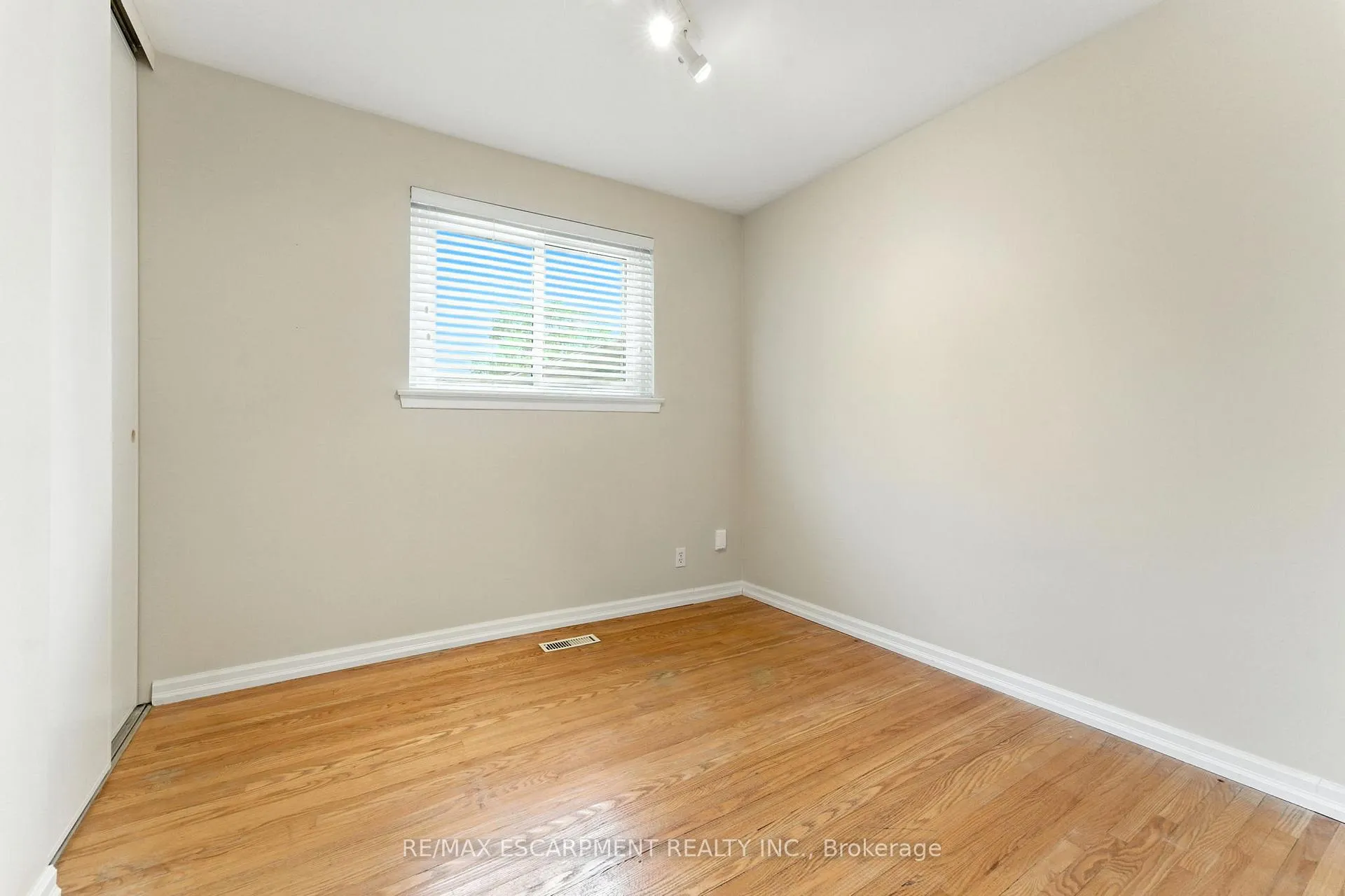 Photo 18 of 51 Pleasant Avenue, Hamilton, Dundas — HOMEH
