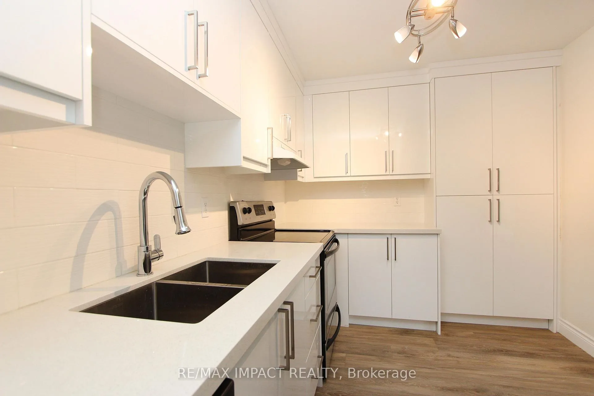 Photo 6 of Unit 409, 337 Simcoe Street N, Oshawa, O'Neill — HOMEH