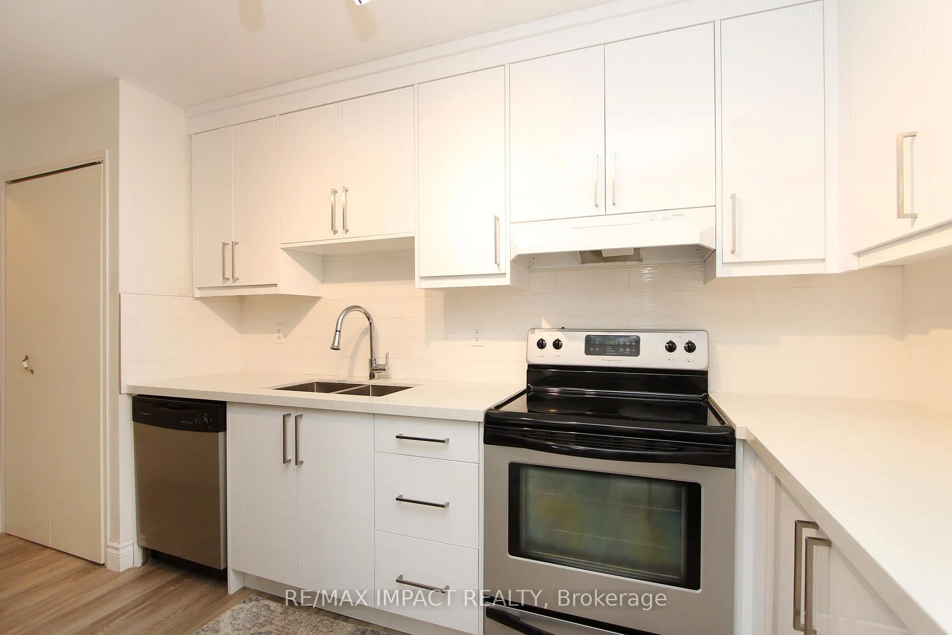 Photo 8 of Unit 409, 337 Simcoe Street N, Oshawa, O'Neill — HOMEH