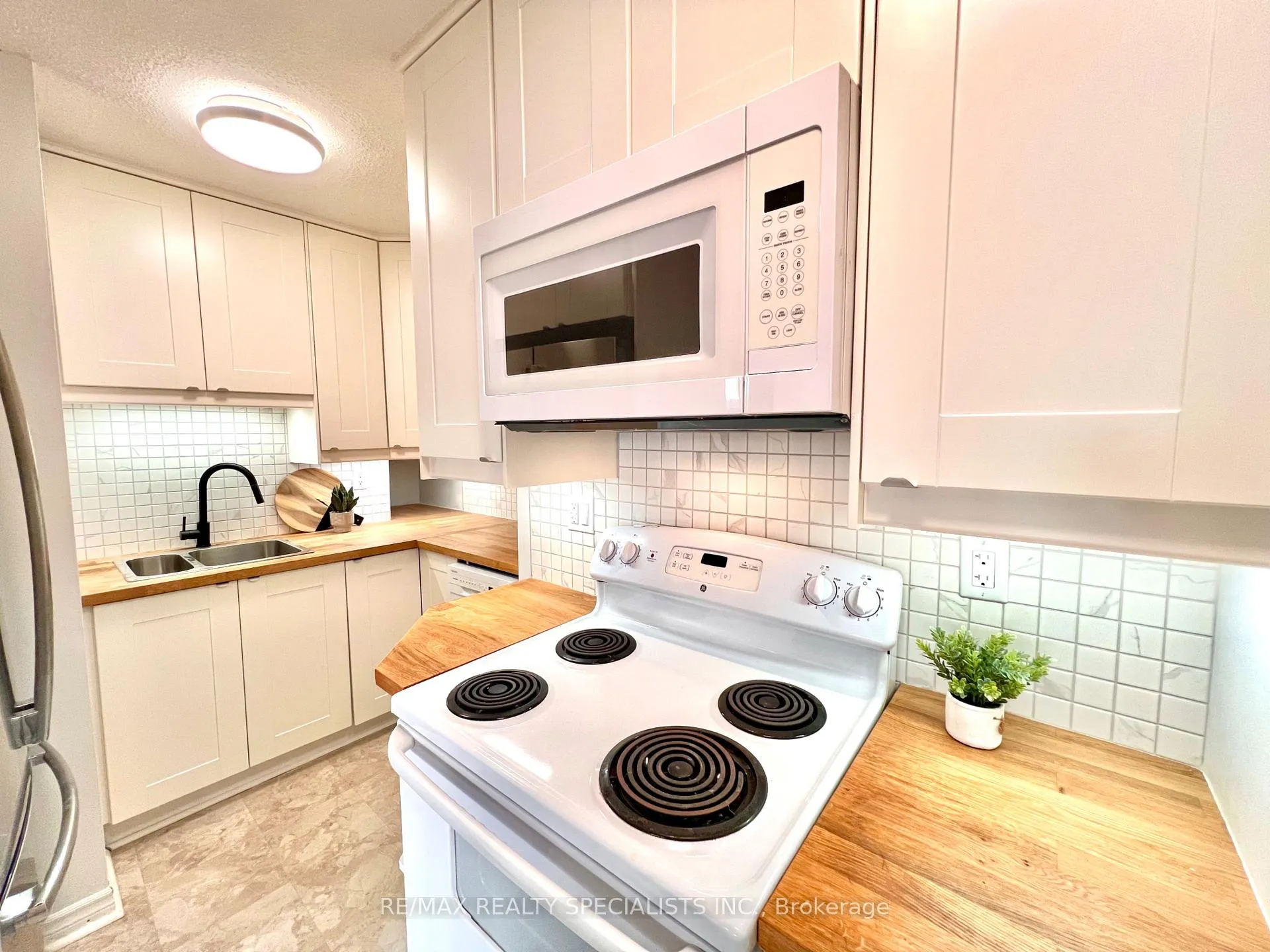 Photo 5 of Unit 604, 64 Benton Street, Kitchener — HOMEH