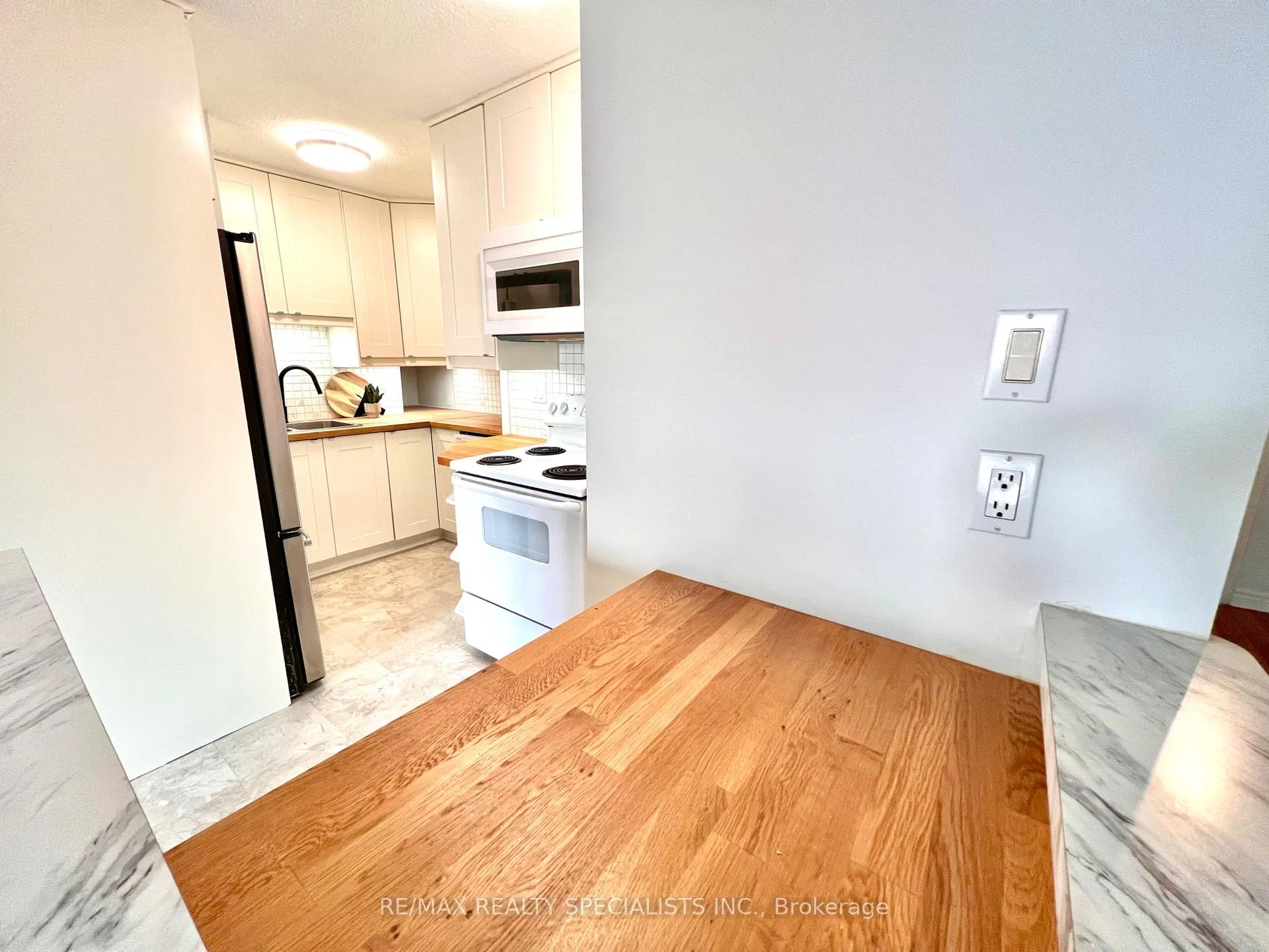 Photo 6 of Unit 604, 64 Benton Street, Kitchener — HOMEH