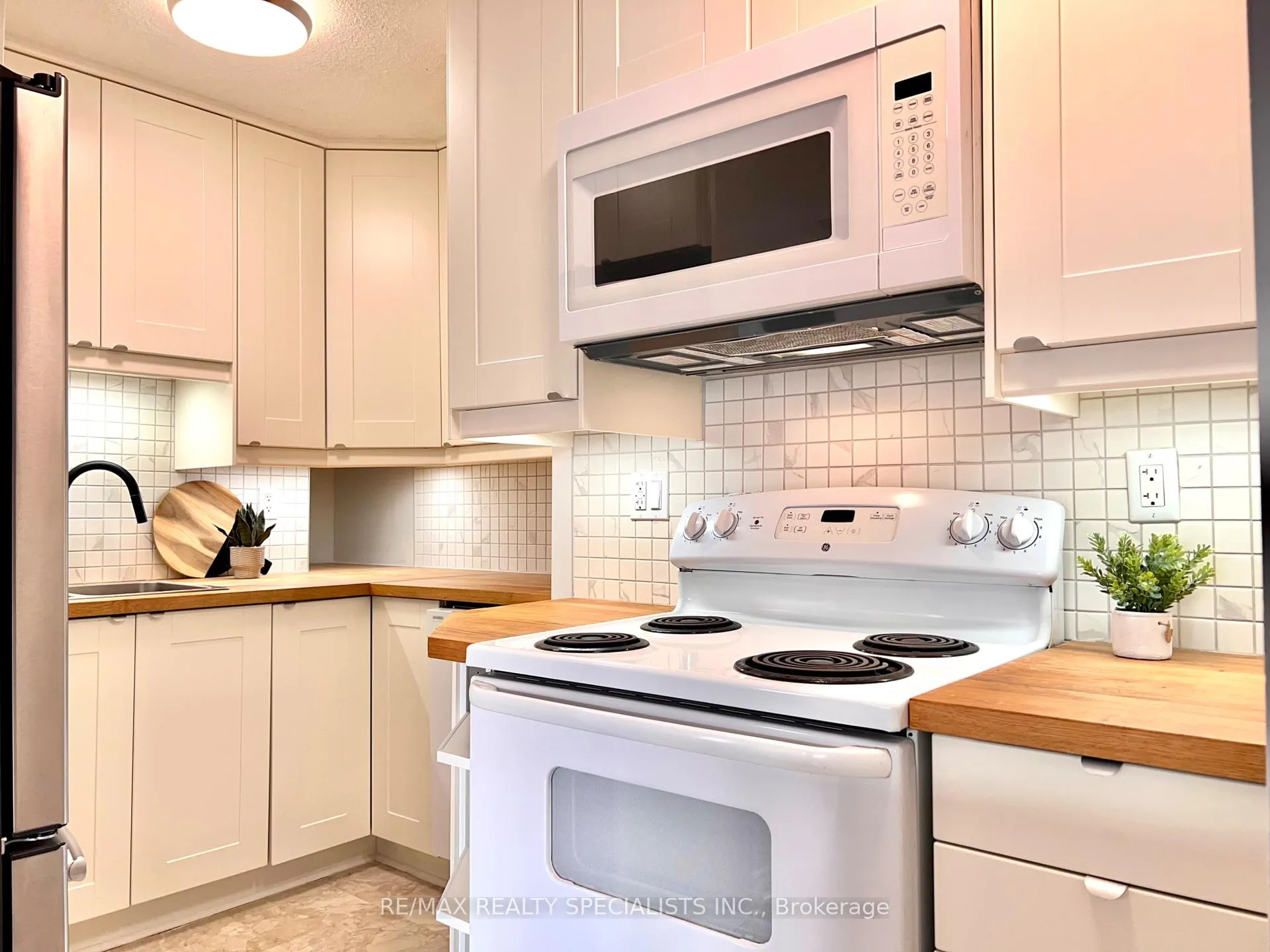 Photo 7 of Unit 604, 64 Benton Street, Kitchener — HOMEH